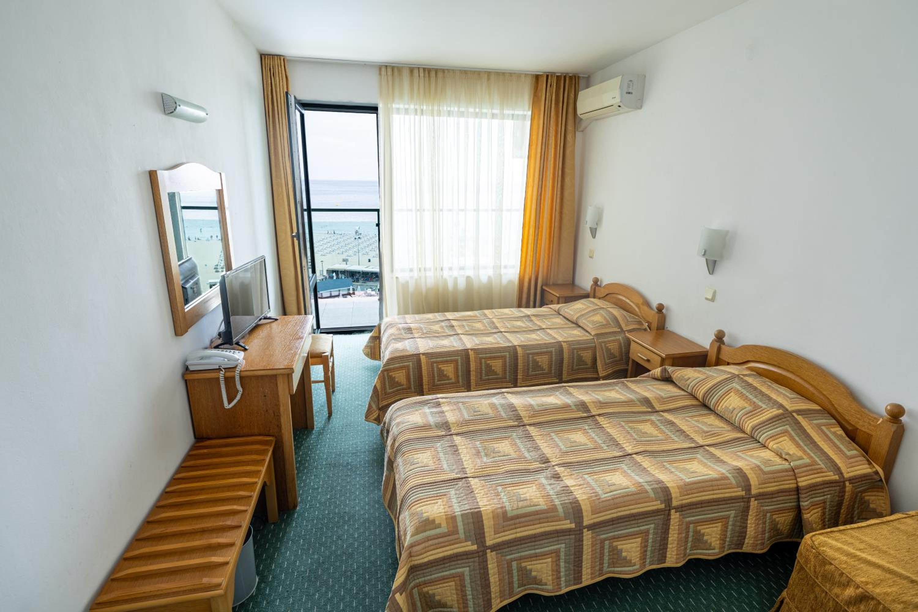 Standard Twin Room with Front Sea View