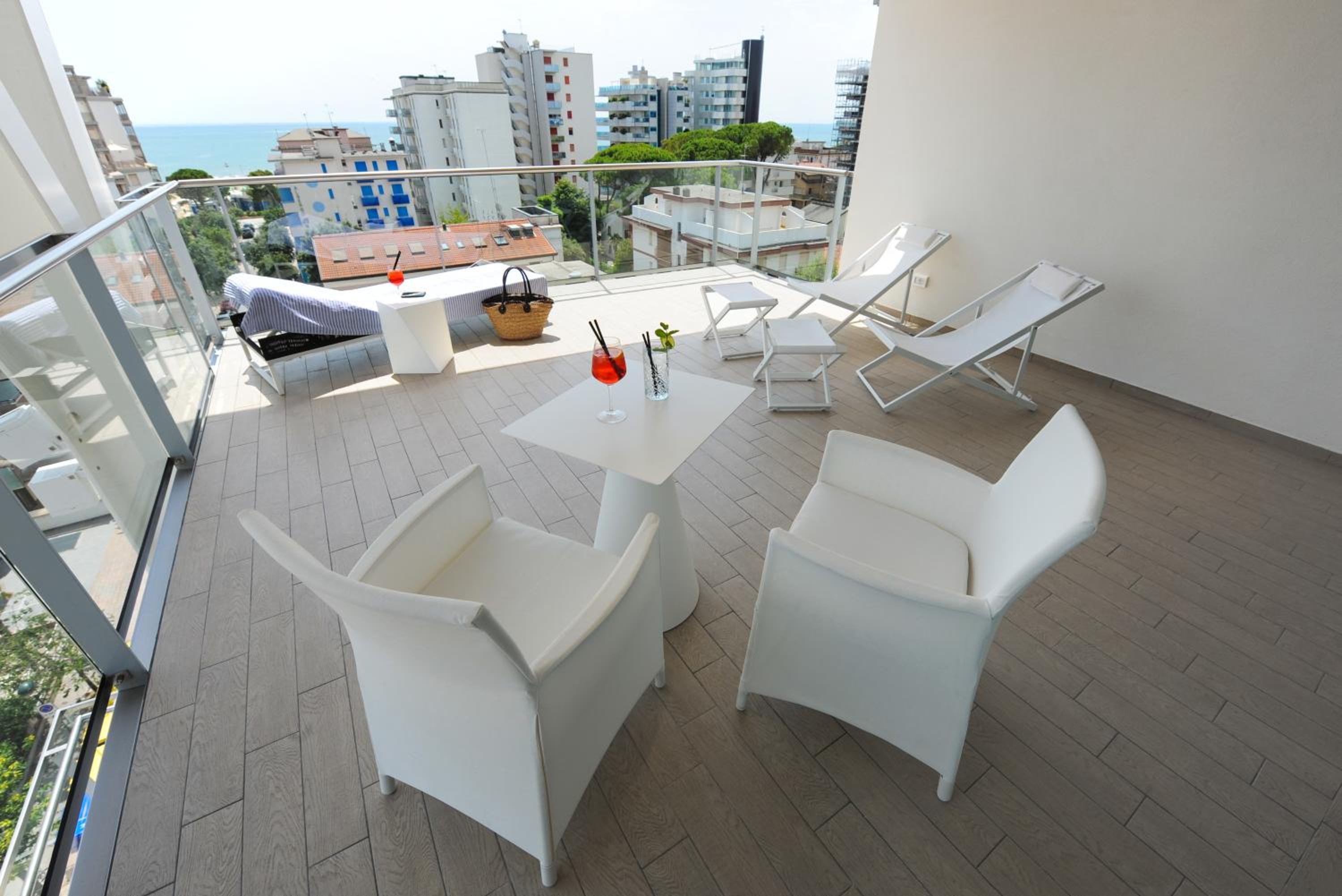 Deluxe Suite with Beach Access