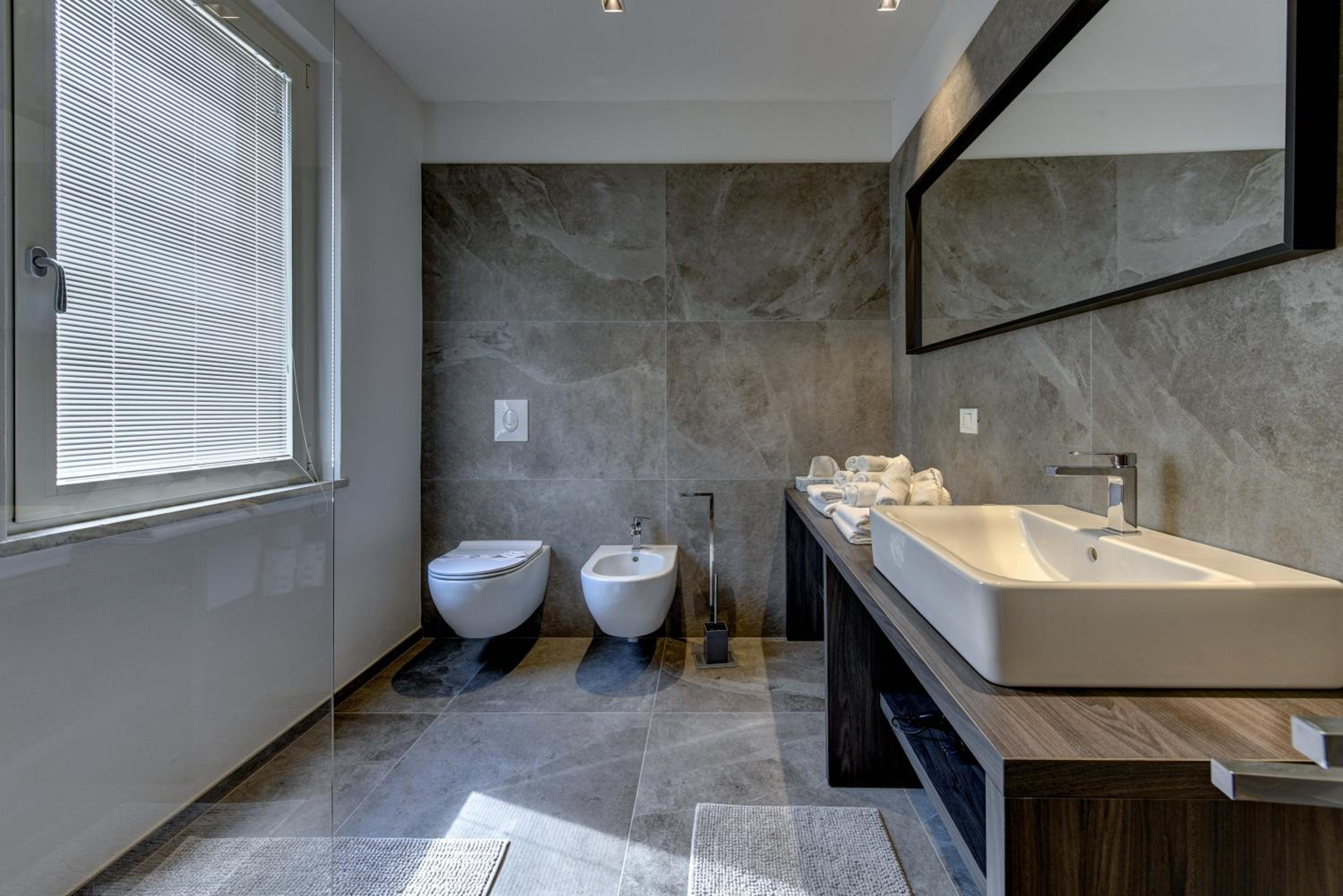 Apartment with Lake View