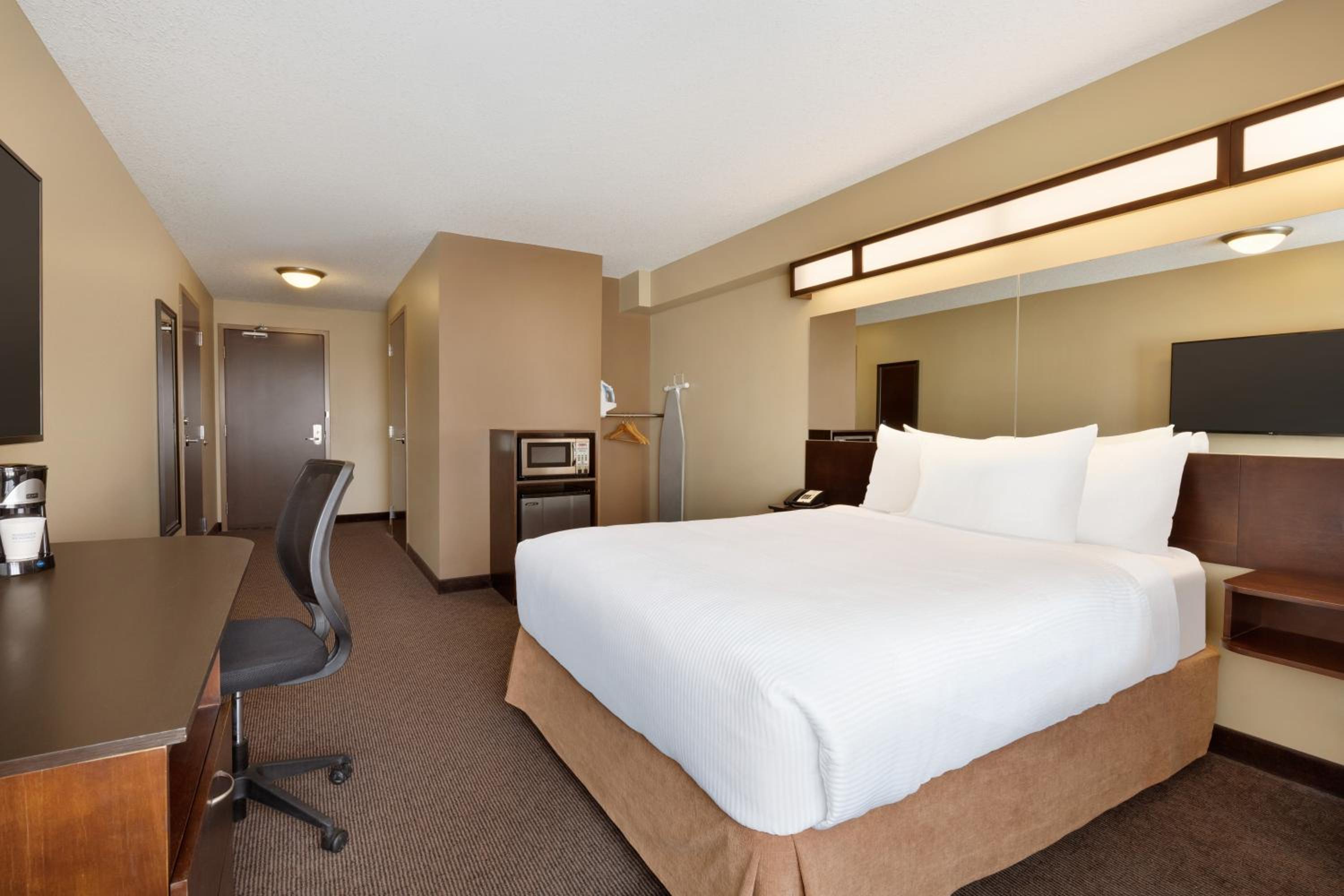 Queen Room with Roll-In Shower - Mobility Accessible/Non-Smoking
