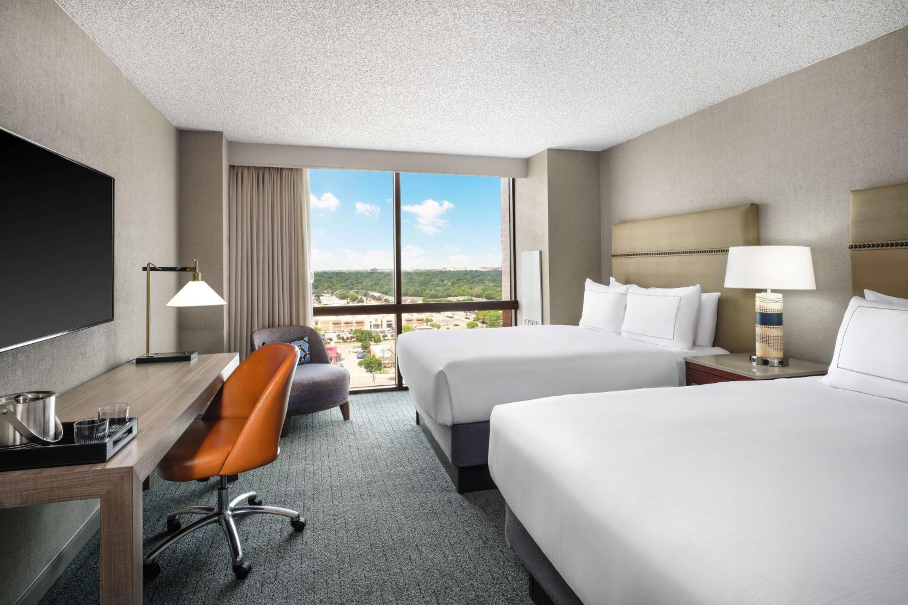 Queen Room with Bath Tub and City View - Mobility/Hearing Accessible