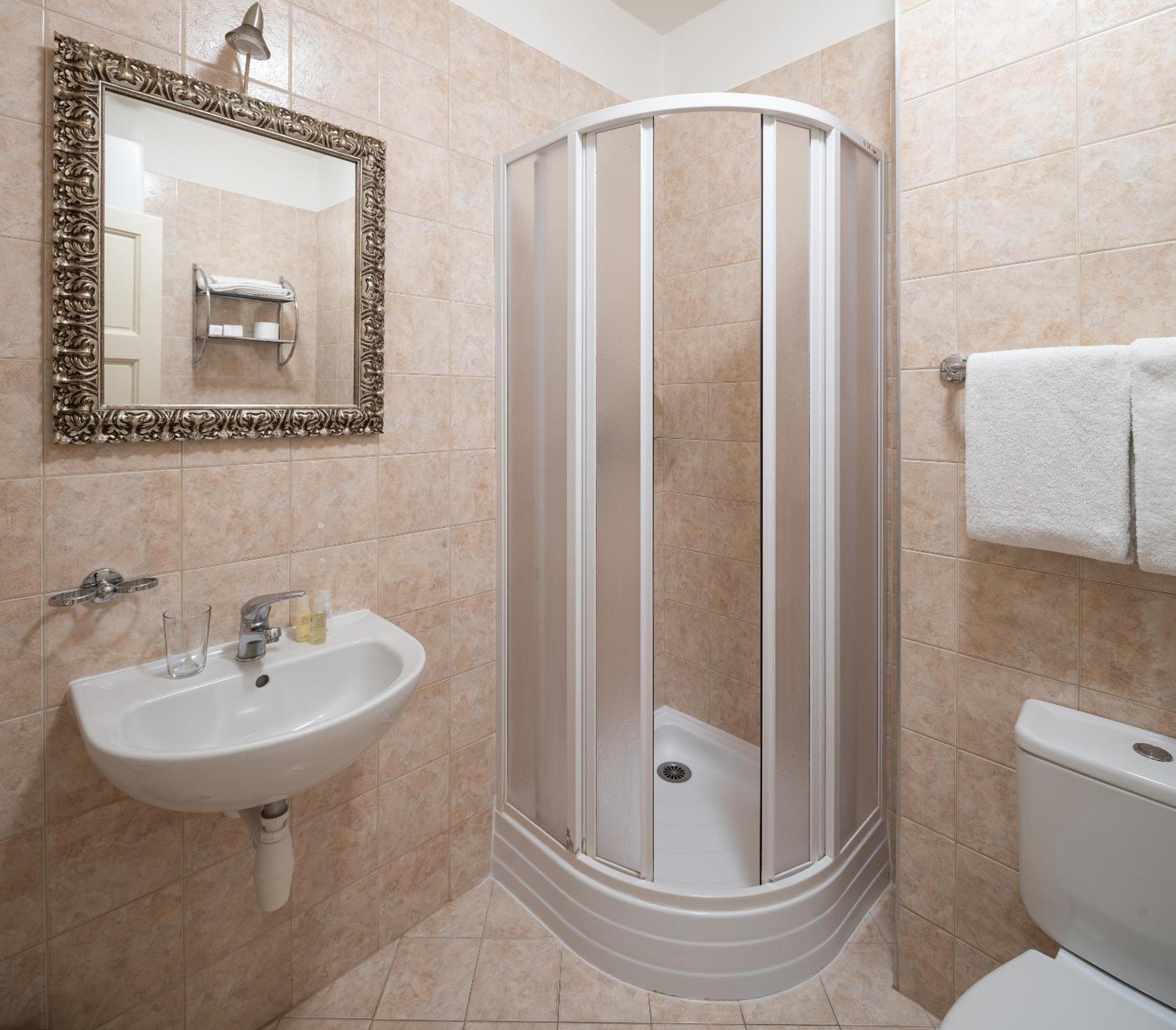 Queen Deluxe Room with Street View