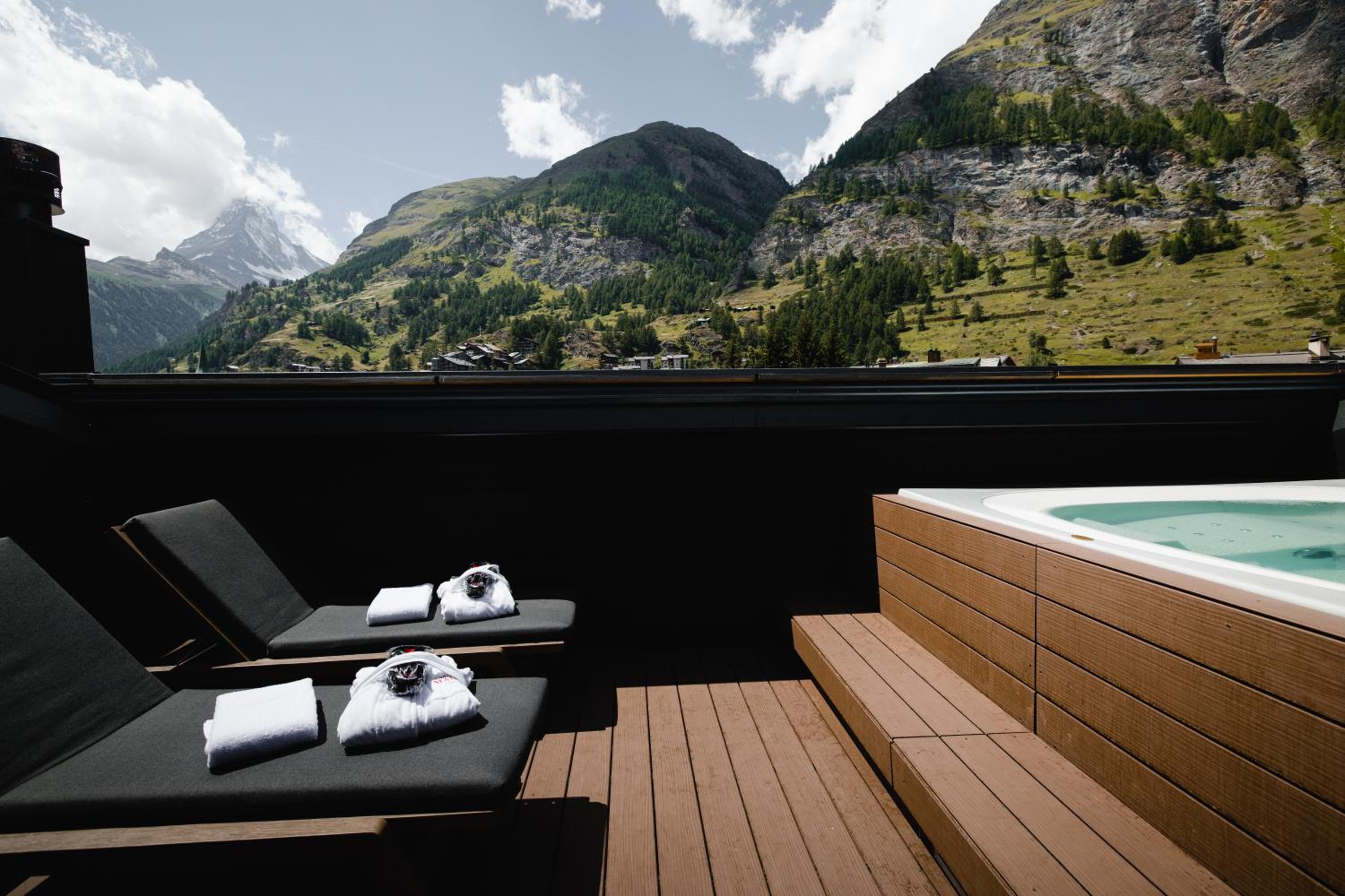 Deluxe Suite with Jacuzzi and Matterhorn View