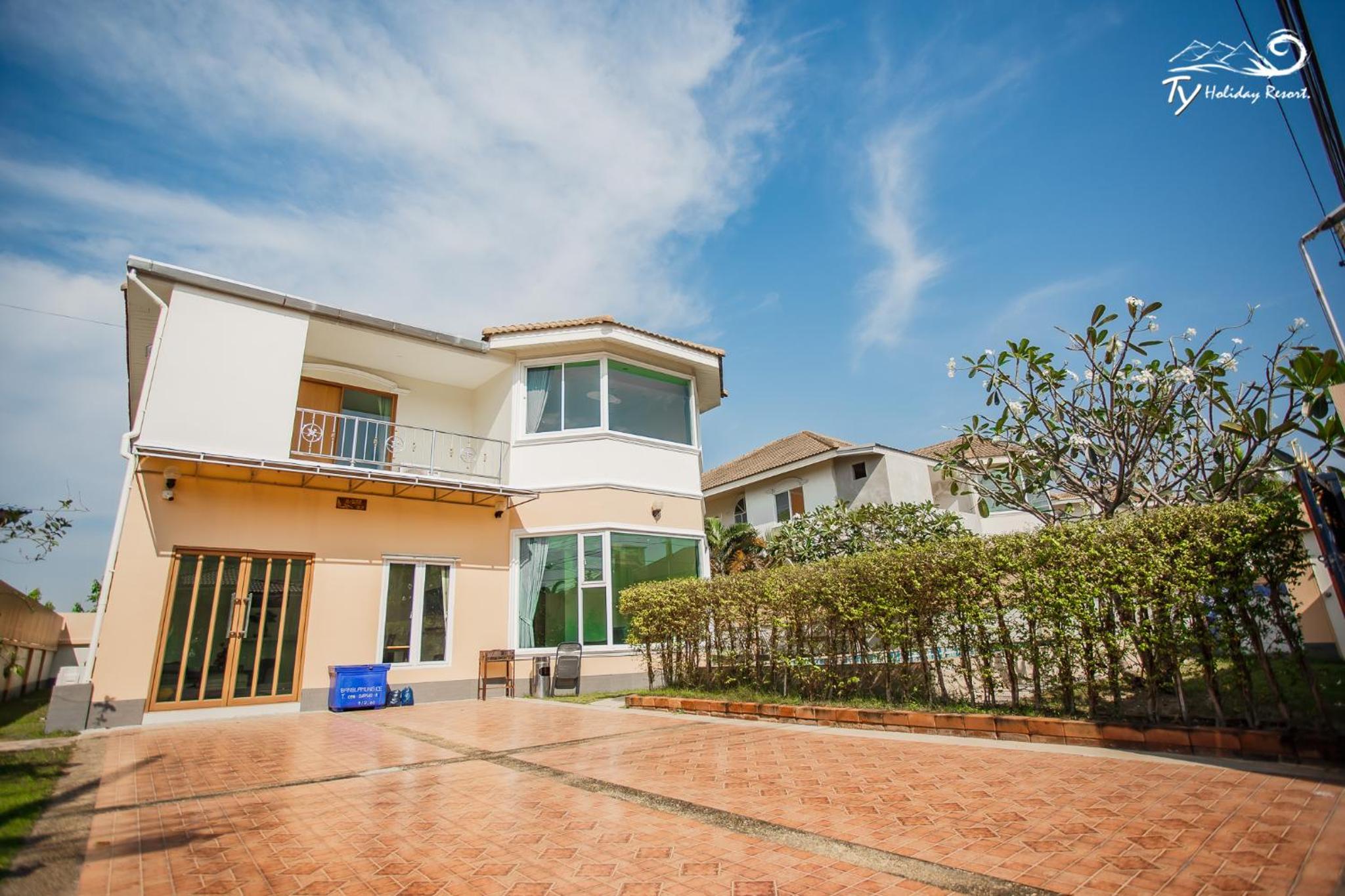 Seven-Bedroom Villa with Private Pool  235