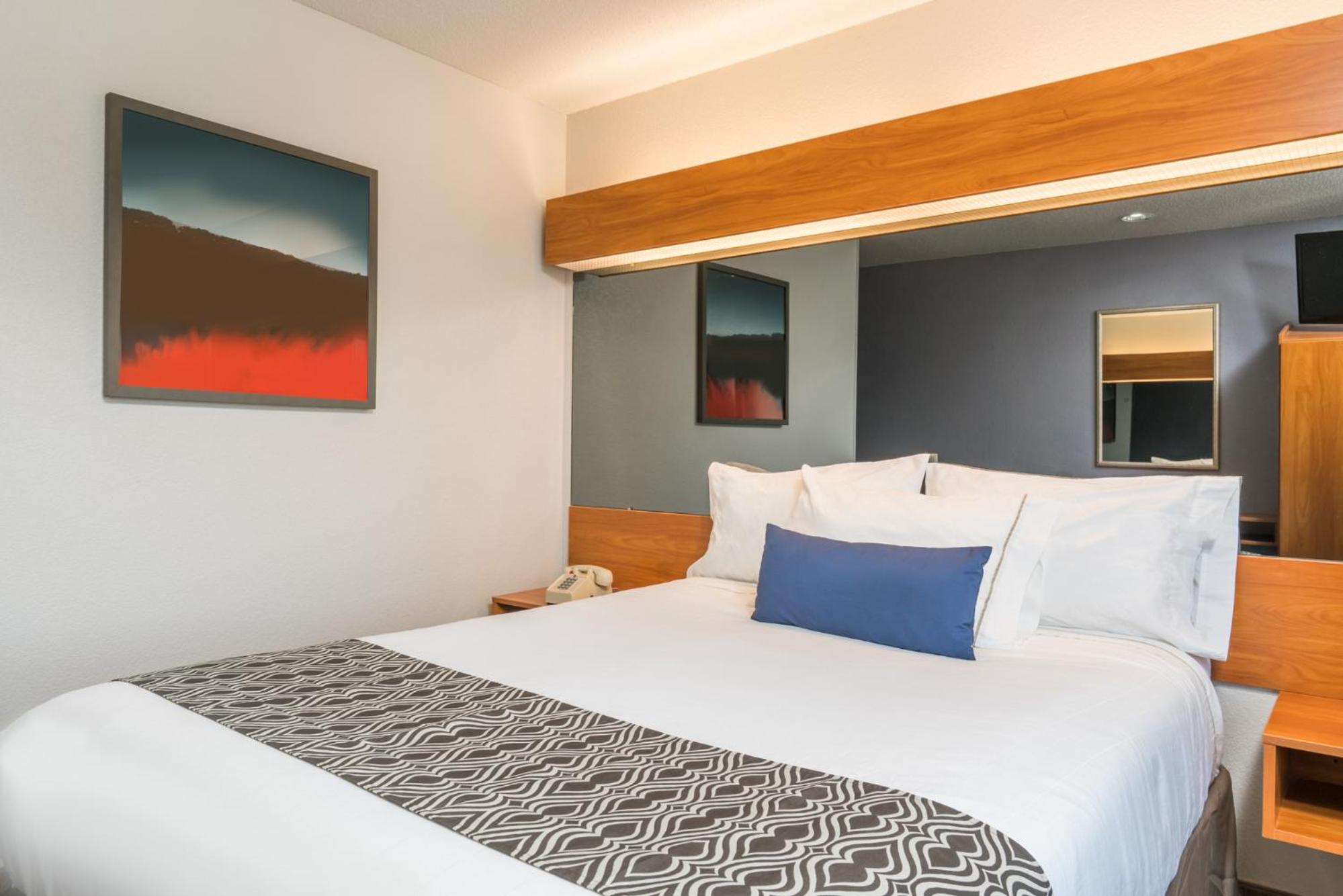 Queen Room - Disability Access/Non-Smoking