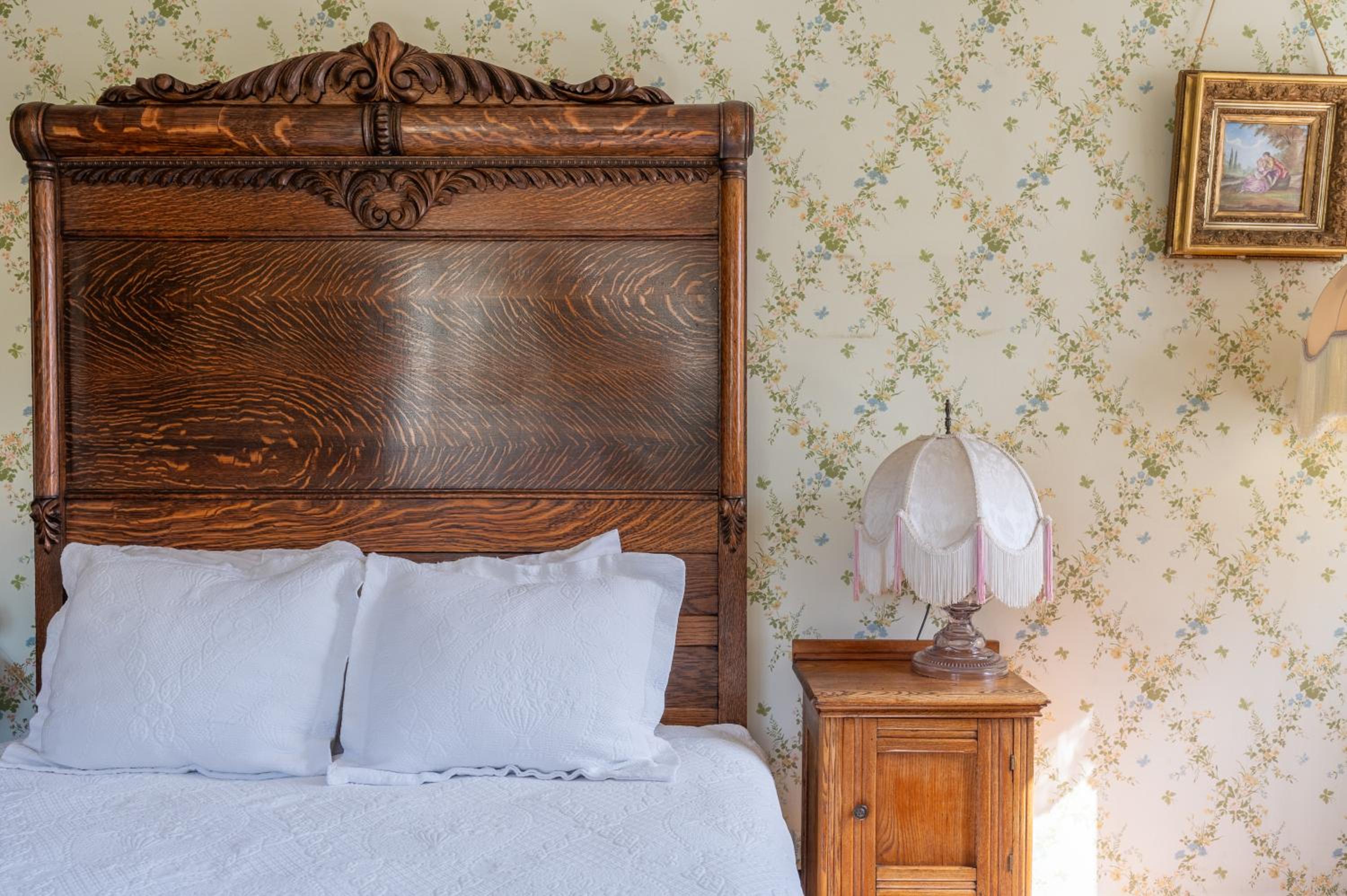 Queen Room with Fireplace and Courtyard View 