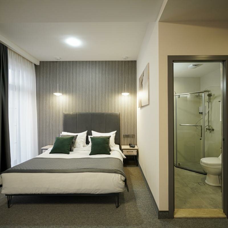 Классический двухместный с одной кроватью и диваном