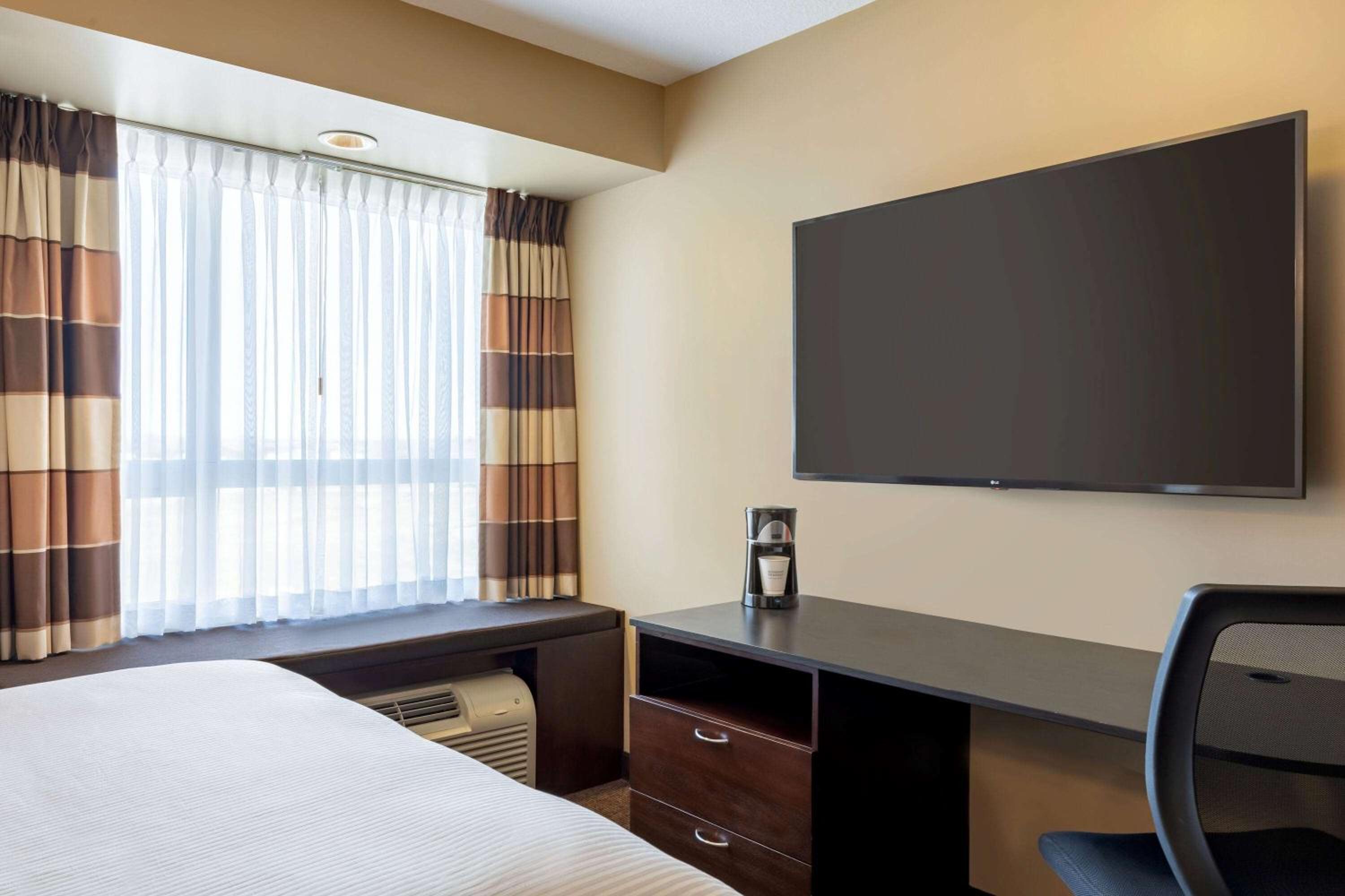 Deluxe Queen Room - Non-Smoking