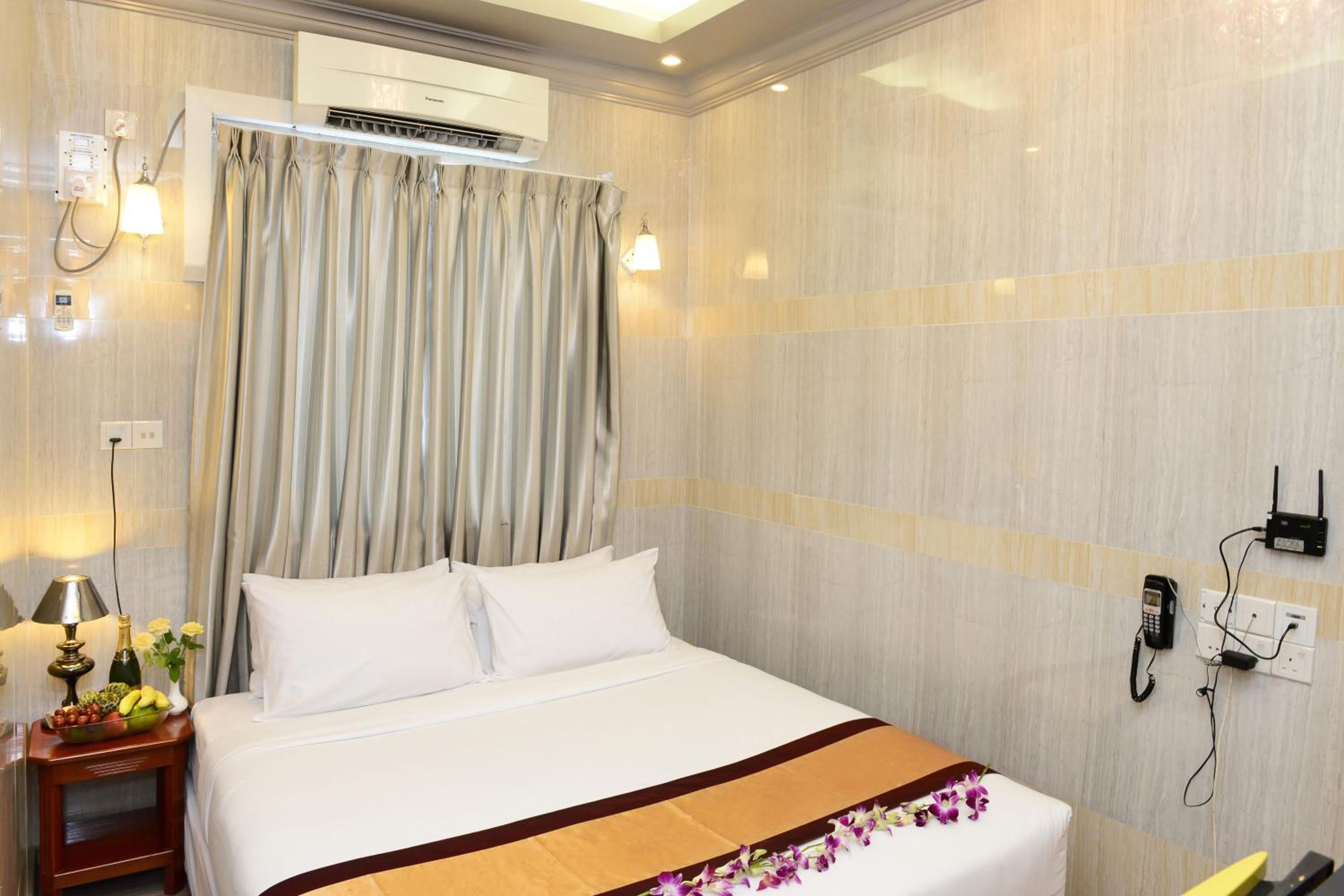 Penthouse Suite with Pagoda View