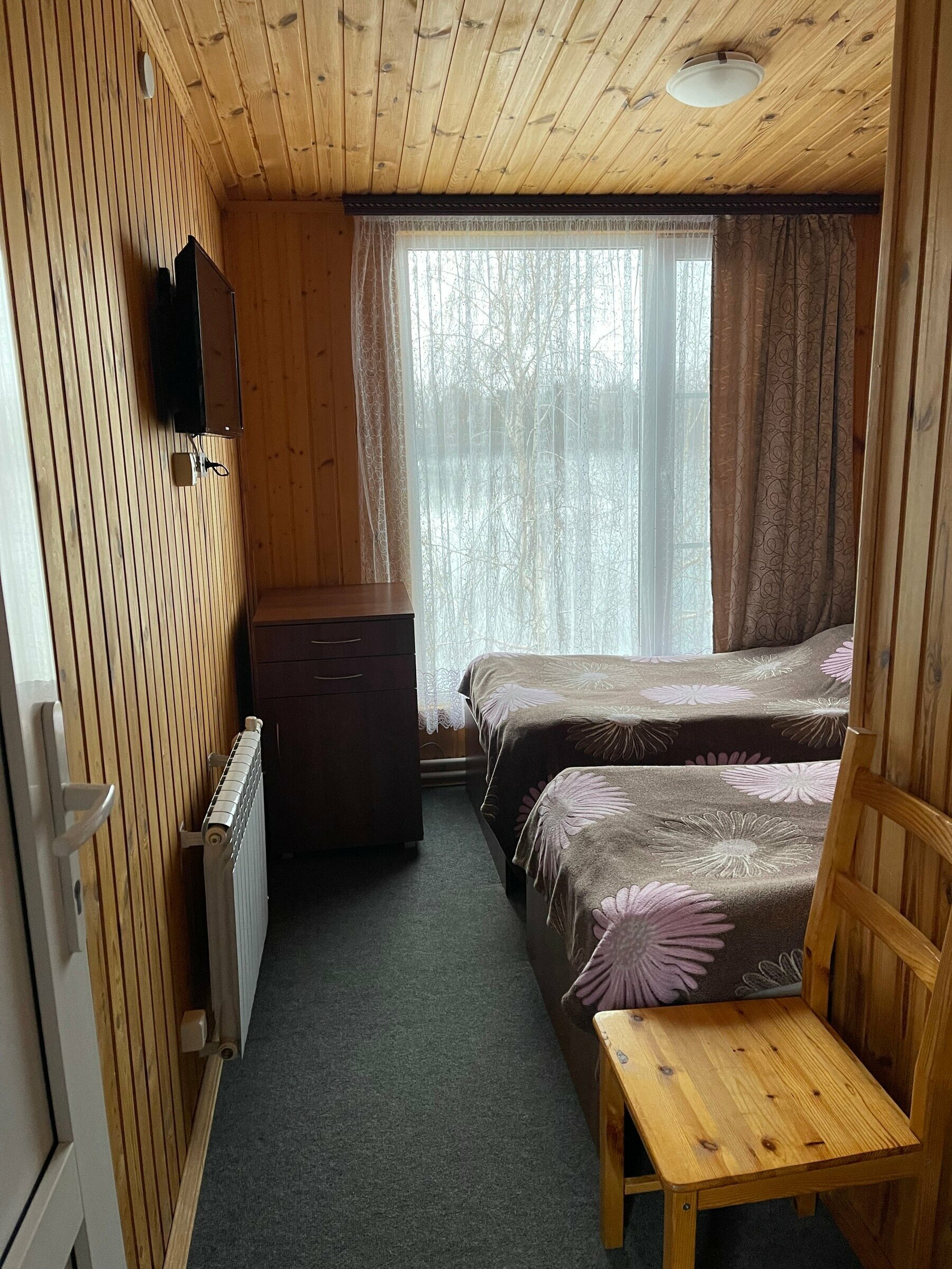 Небольшой двухместный номер с 2 отдельными кроватями