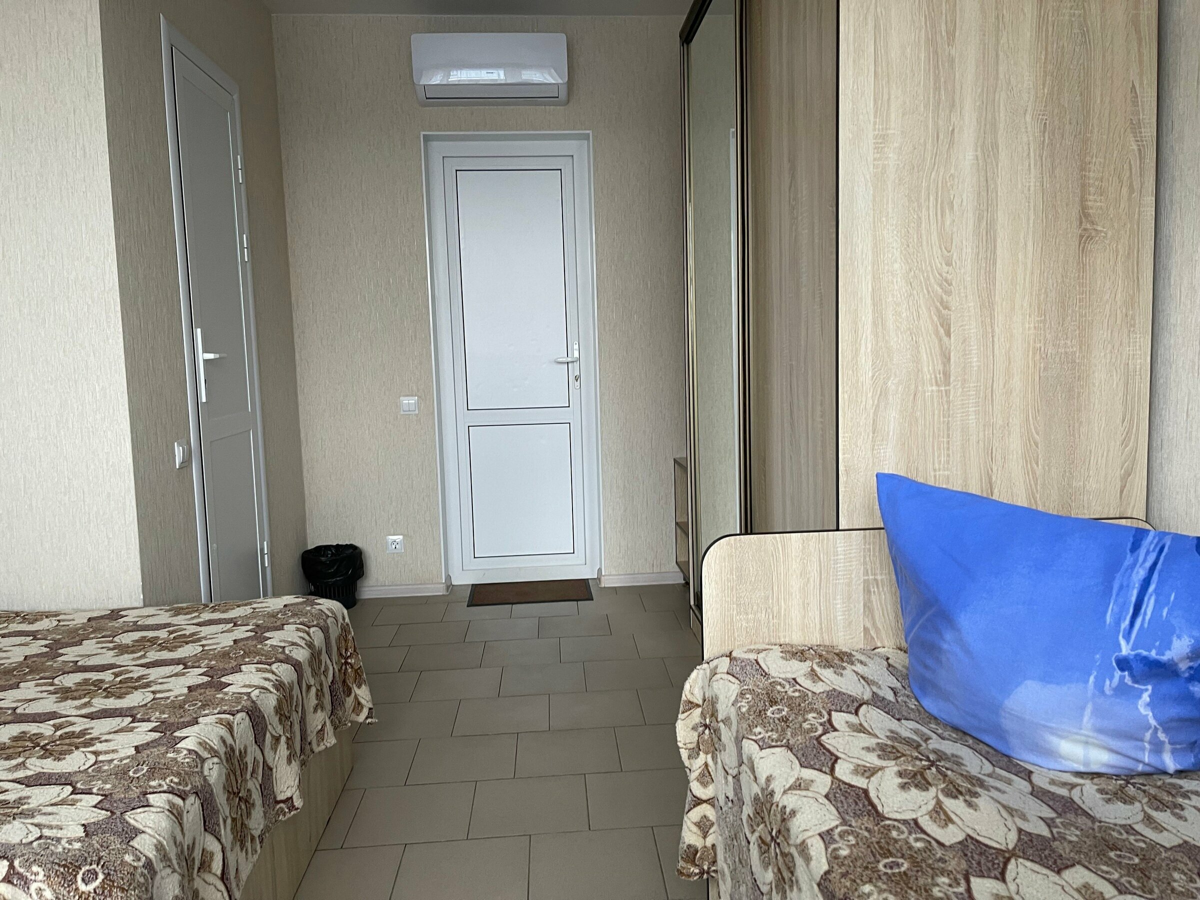 Семейный номер 1 большая кровать  и 2 стандартные