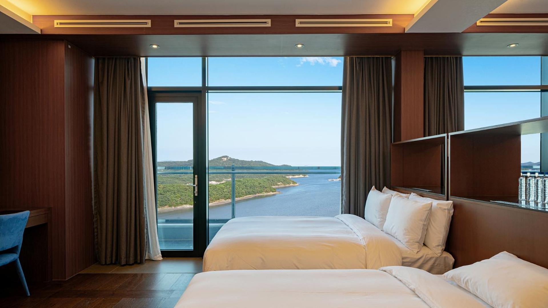 	Multiple Tower Suite + Breakfast for 4 + Yacht Discount Coupon + Karaoke Discount Coupon (available on Friday and Saturday)