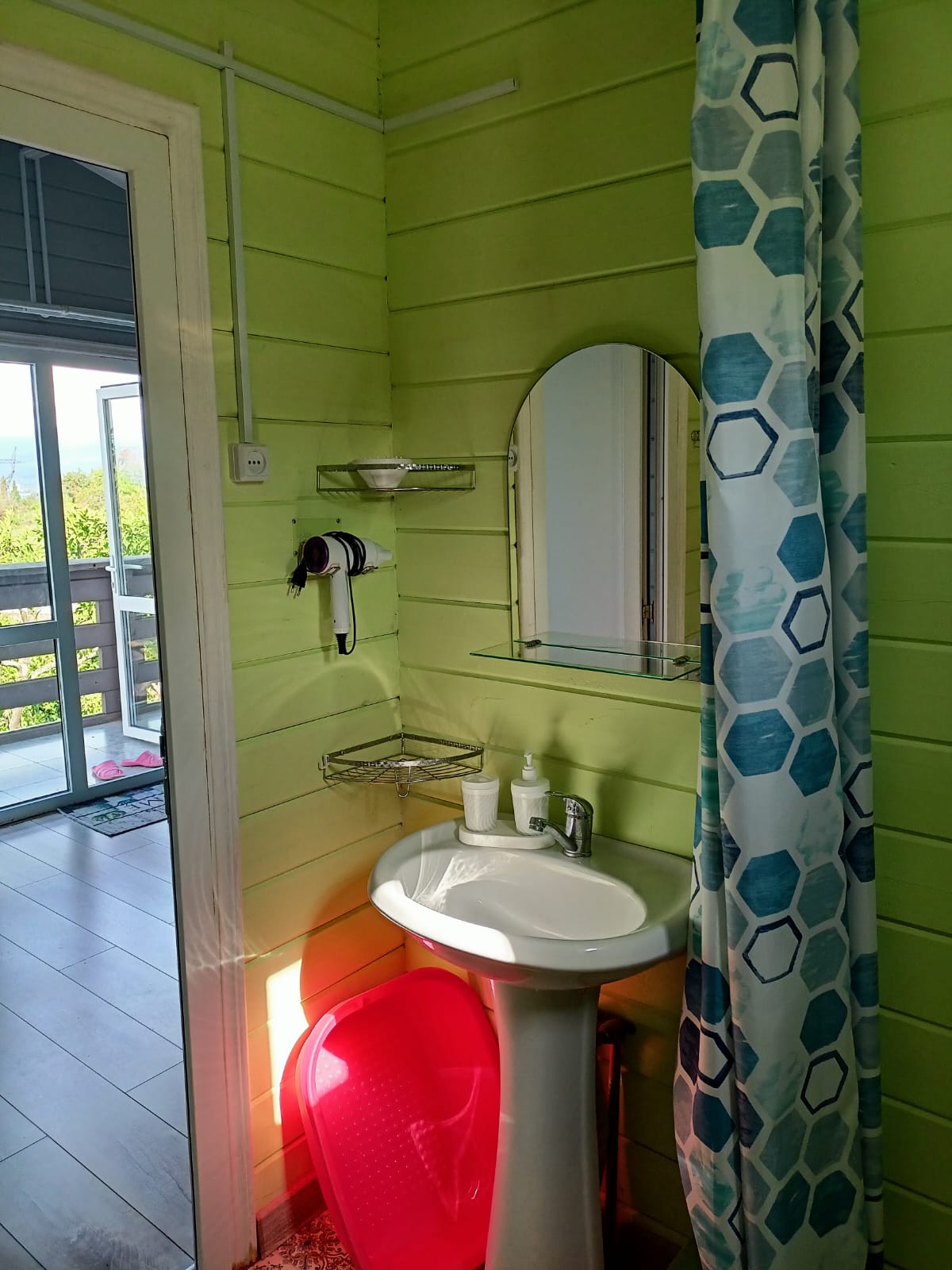 Четырехместный домик № 2 с видом на море и горы