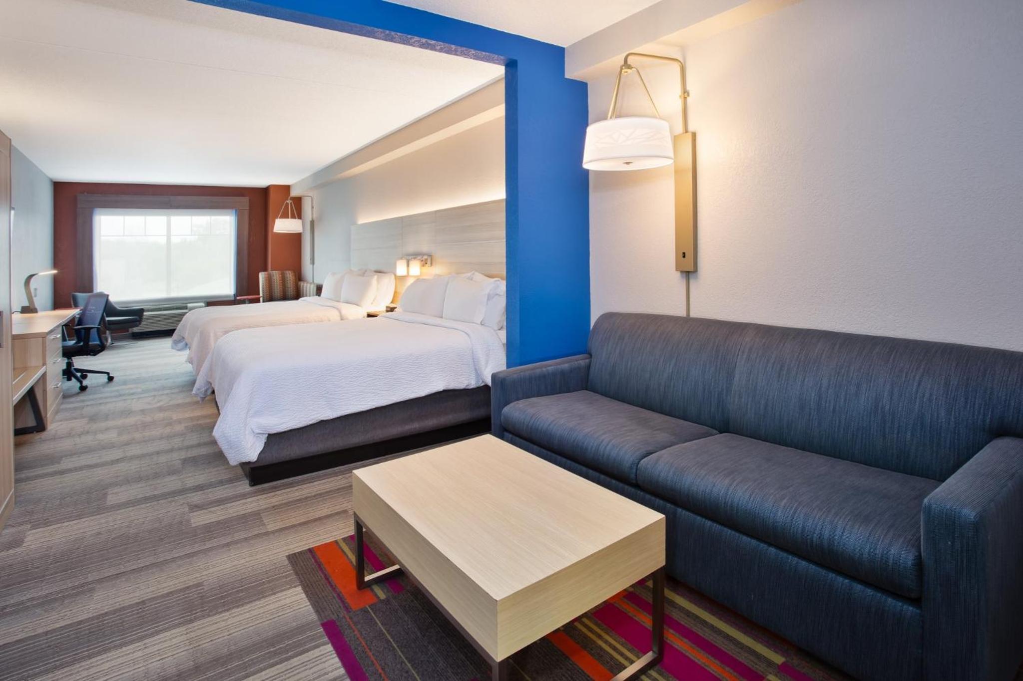 Suite with Roll in Shower - Hearing Accessible/Non-Smoking