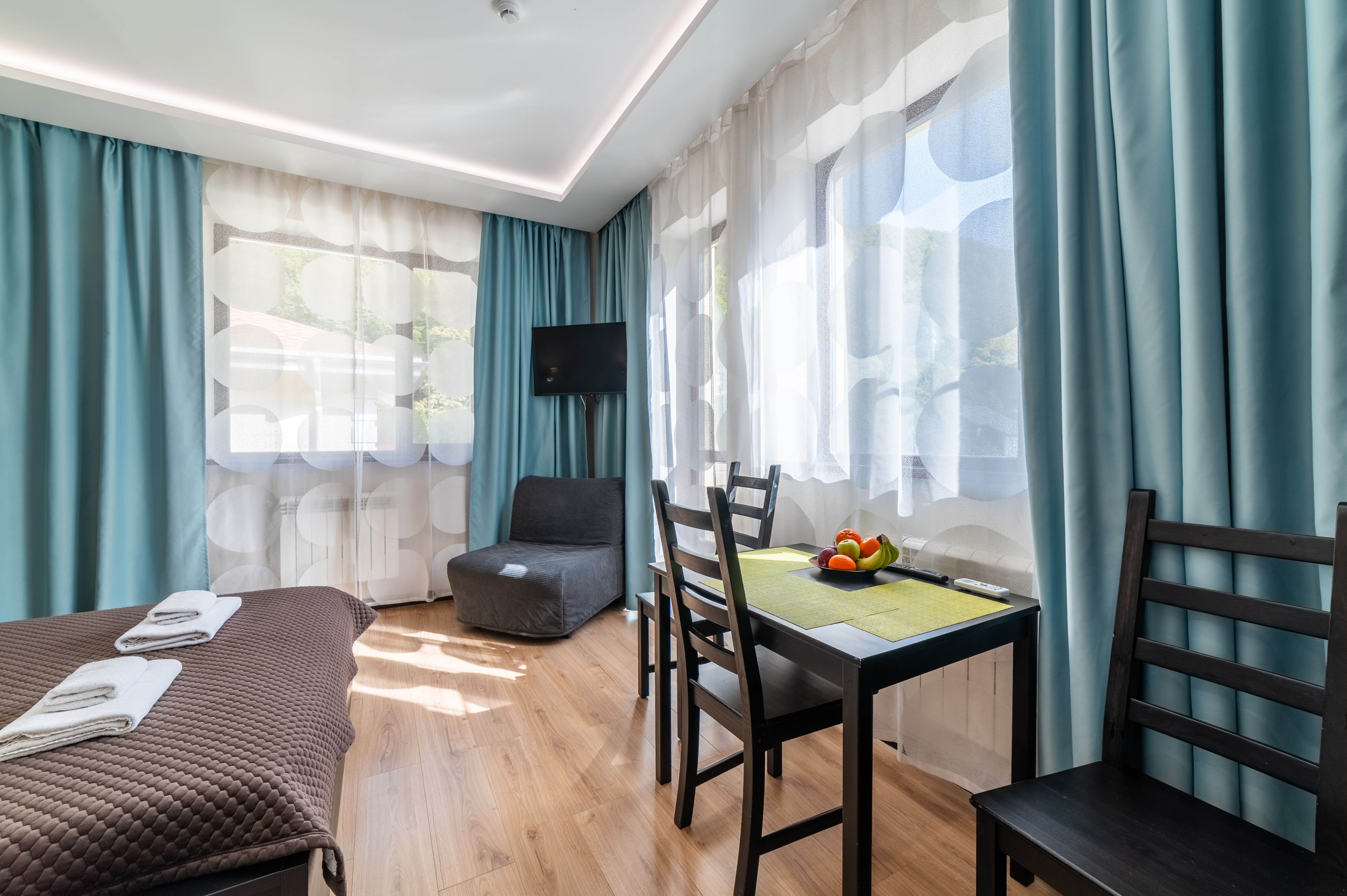 Трехместный номер с видом на горы