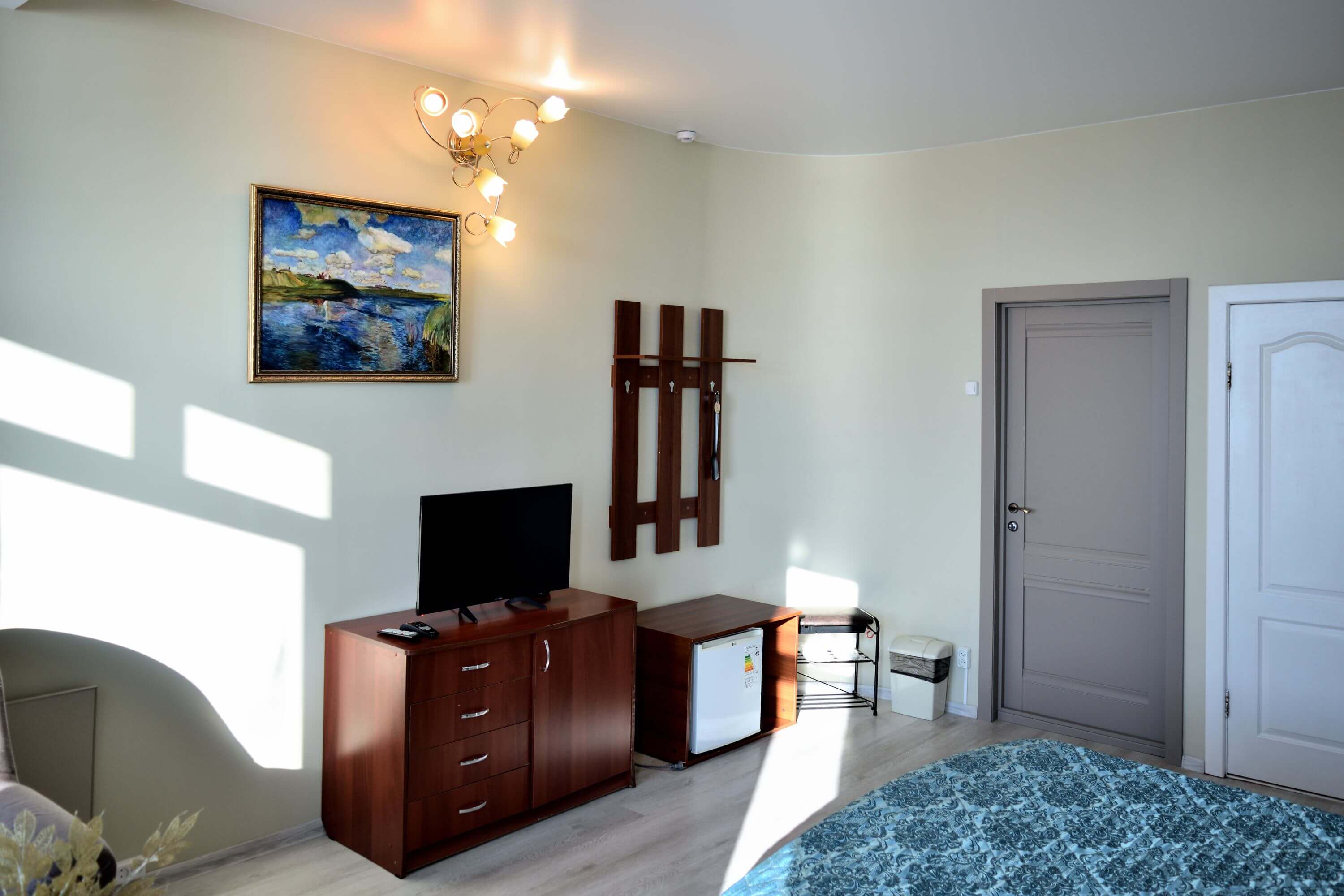 №1. Семейный номер с двуспальной кроватью, диваном и видом на Байкал