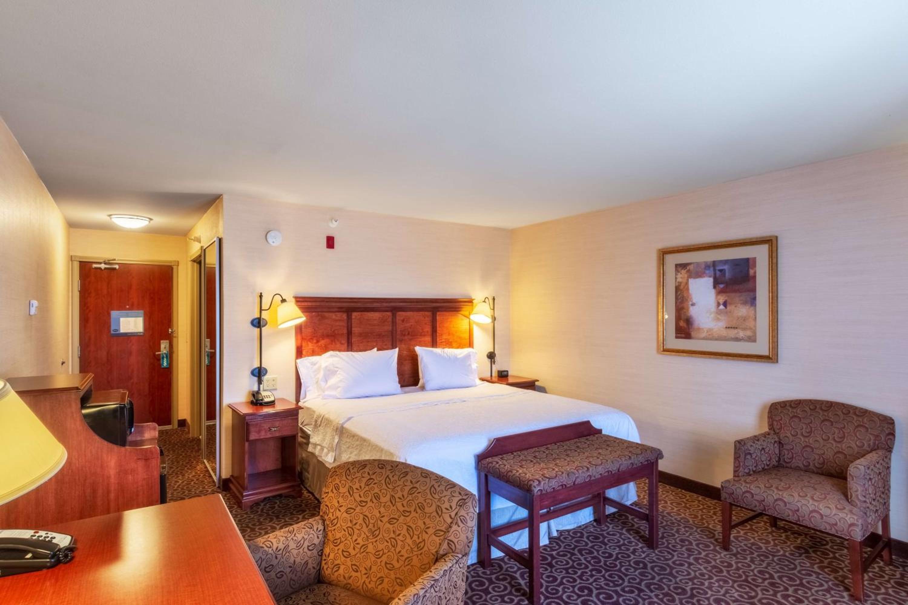 King Room with King Bed - Non-Smoking