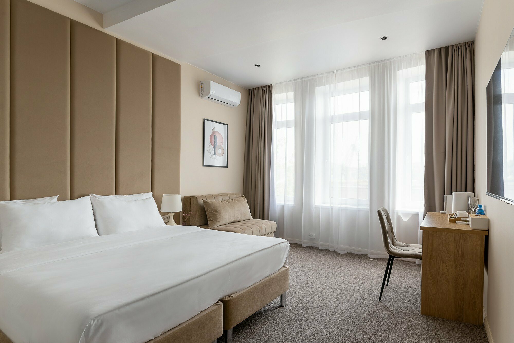 Трехместный номер с частичным видом на море