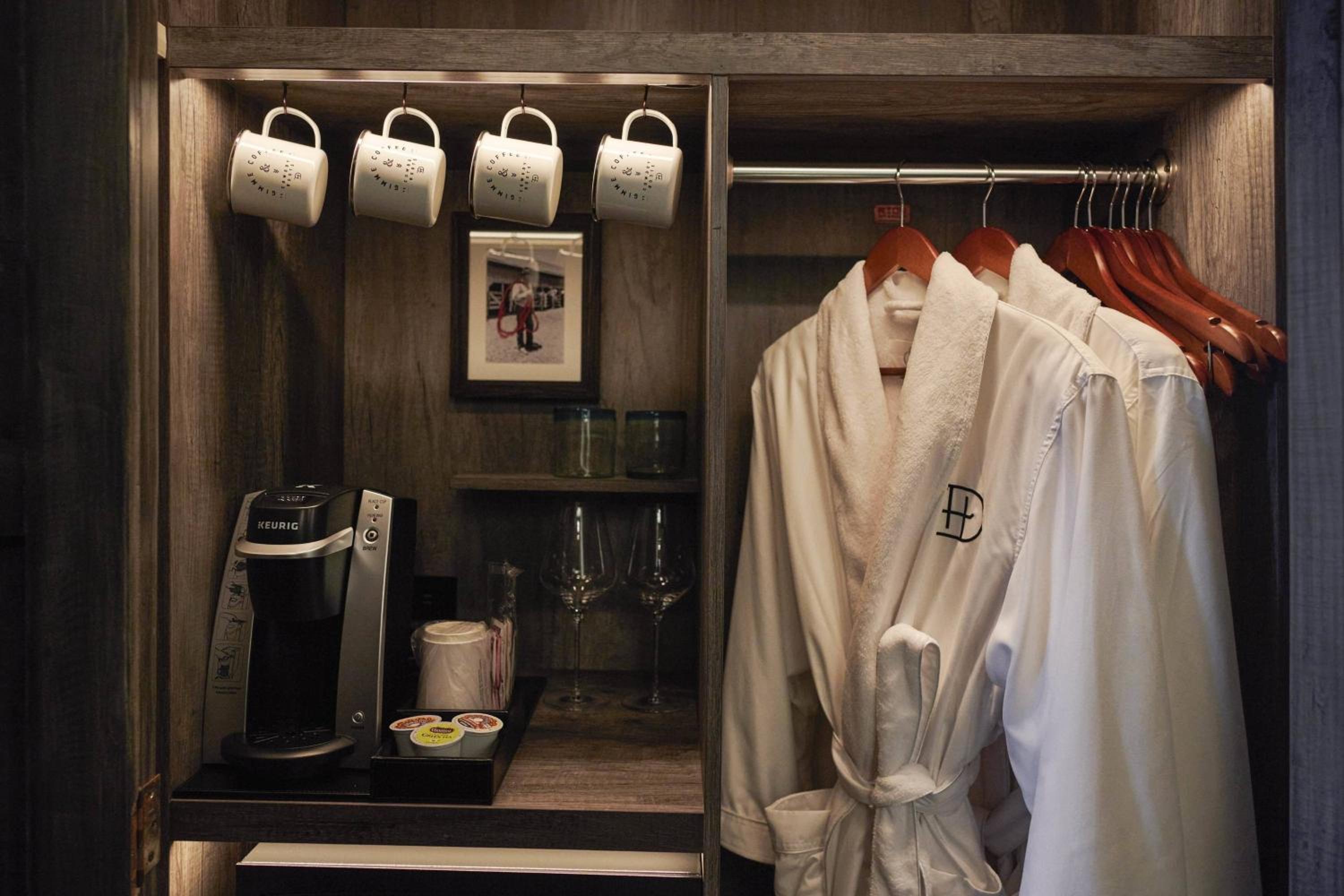 Deluxe King Room with Roll-in Shower - Mobility Accessible