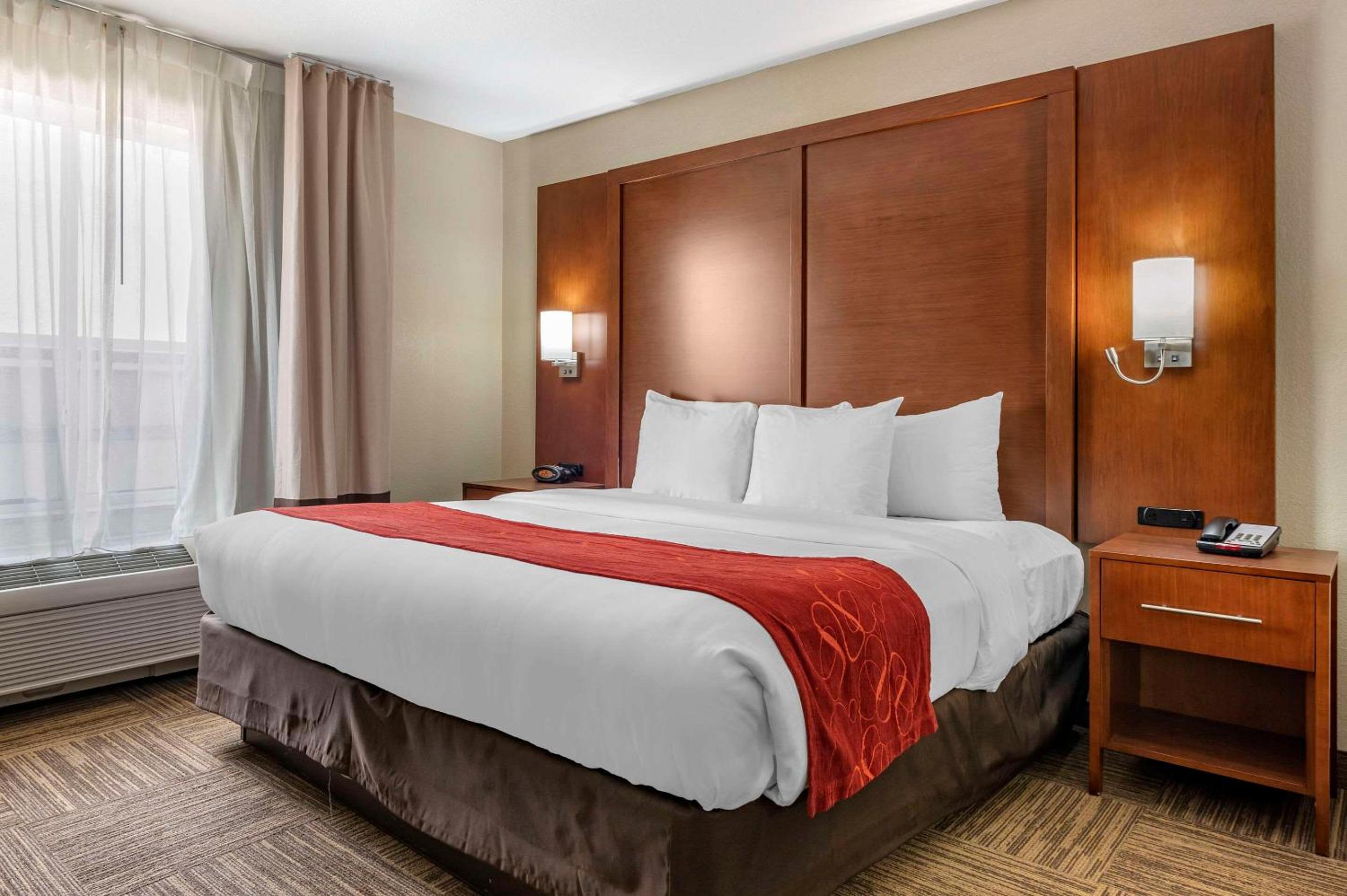 King Suite - Non-Smoking