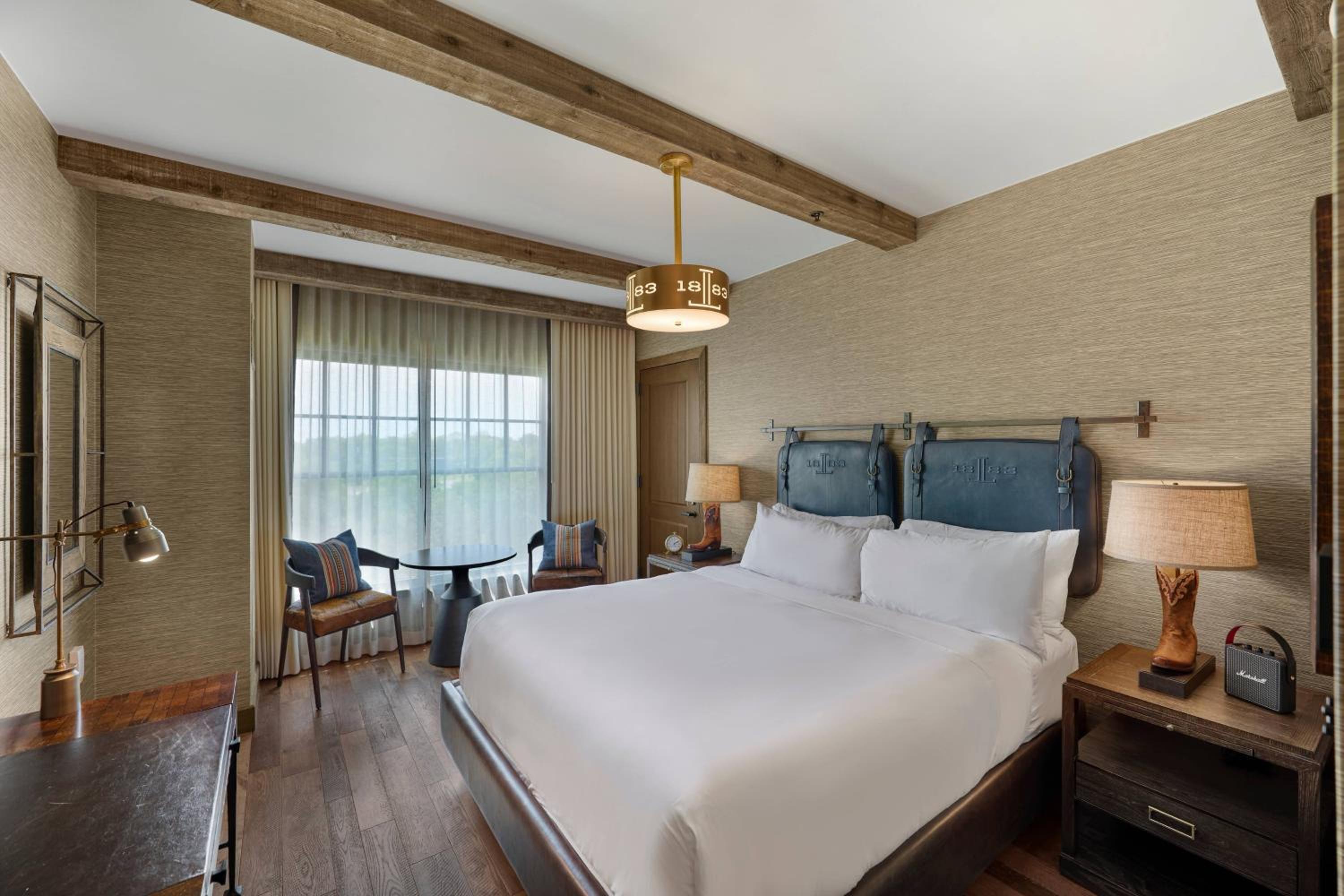 Deluxe King Room with Roll-in Shower - Mobility Accessible