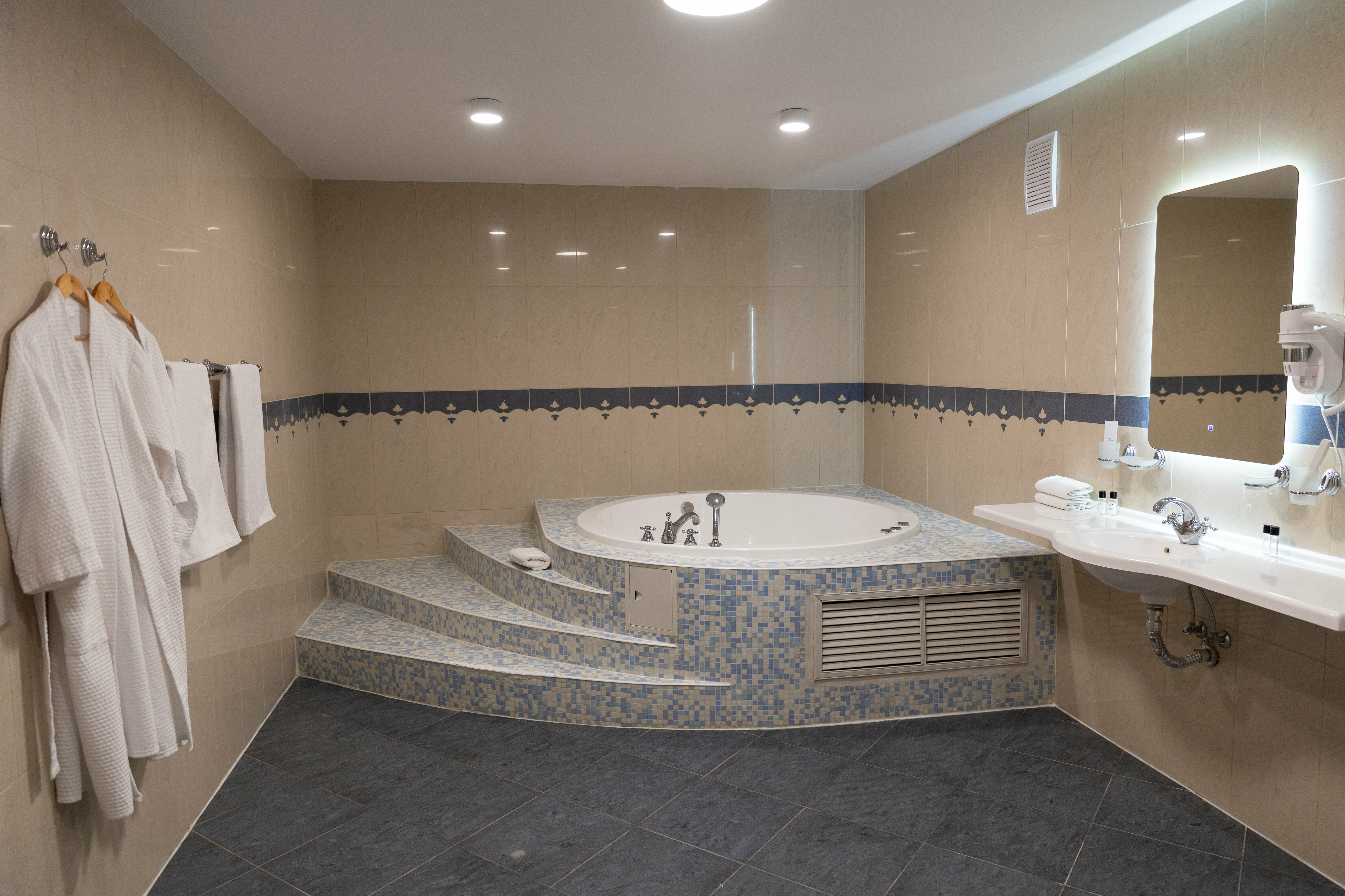 Люкс с кроватью размера «king-size» и гидромассажной ванной