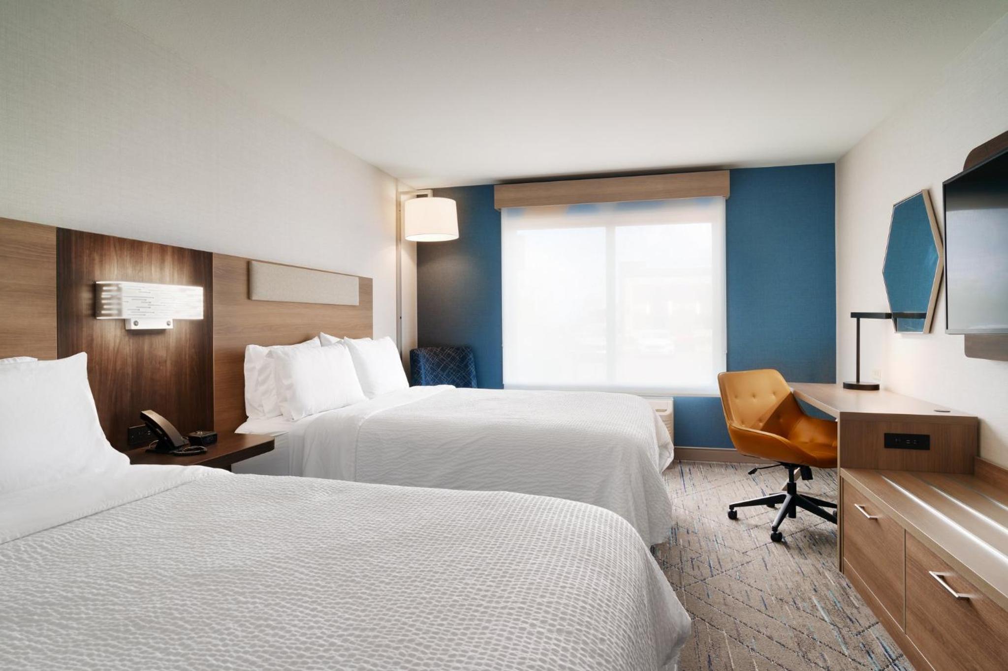 Standard Queen Room with Two Queen Beds and Tub - Mobility/Communications Accessible