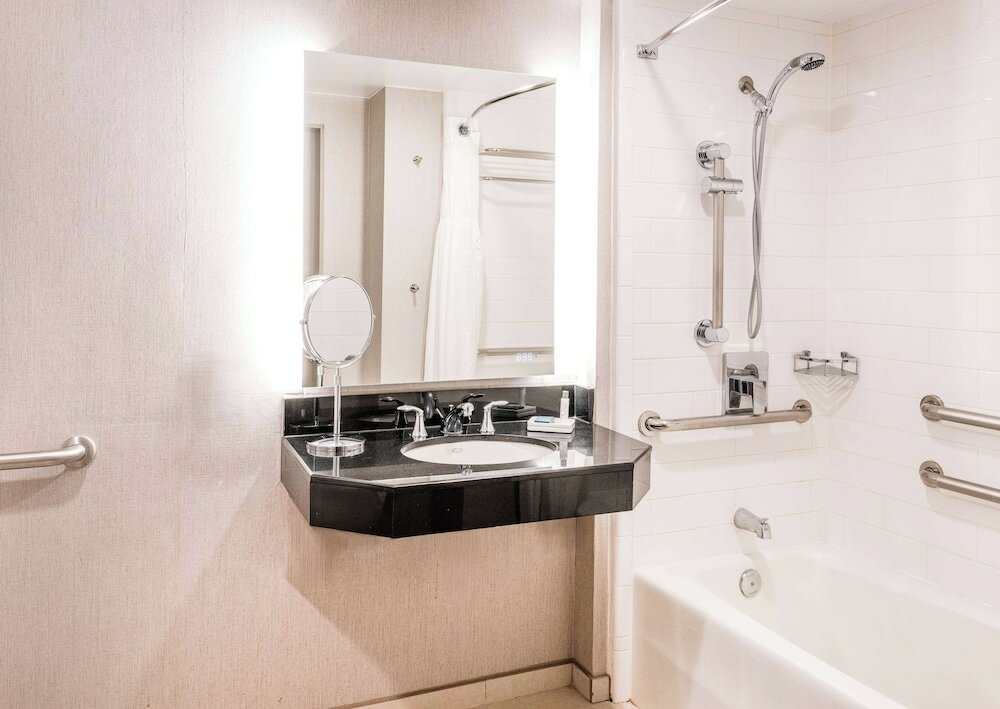 Room, 1 King Bed, Accessible (Roll In Shower, Mobility/Hearing)