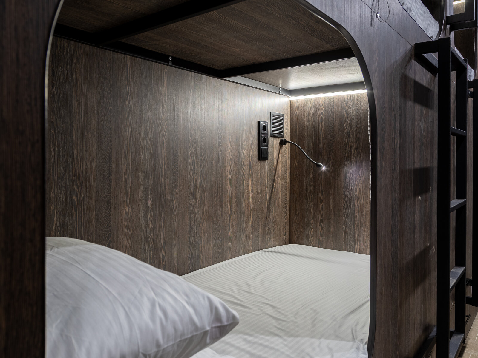 Спальное место на двухъярусной кровати в общем номере для мужчин и женщин