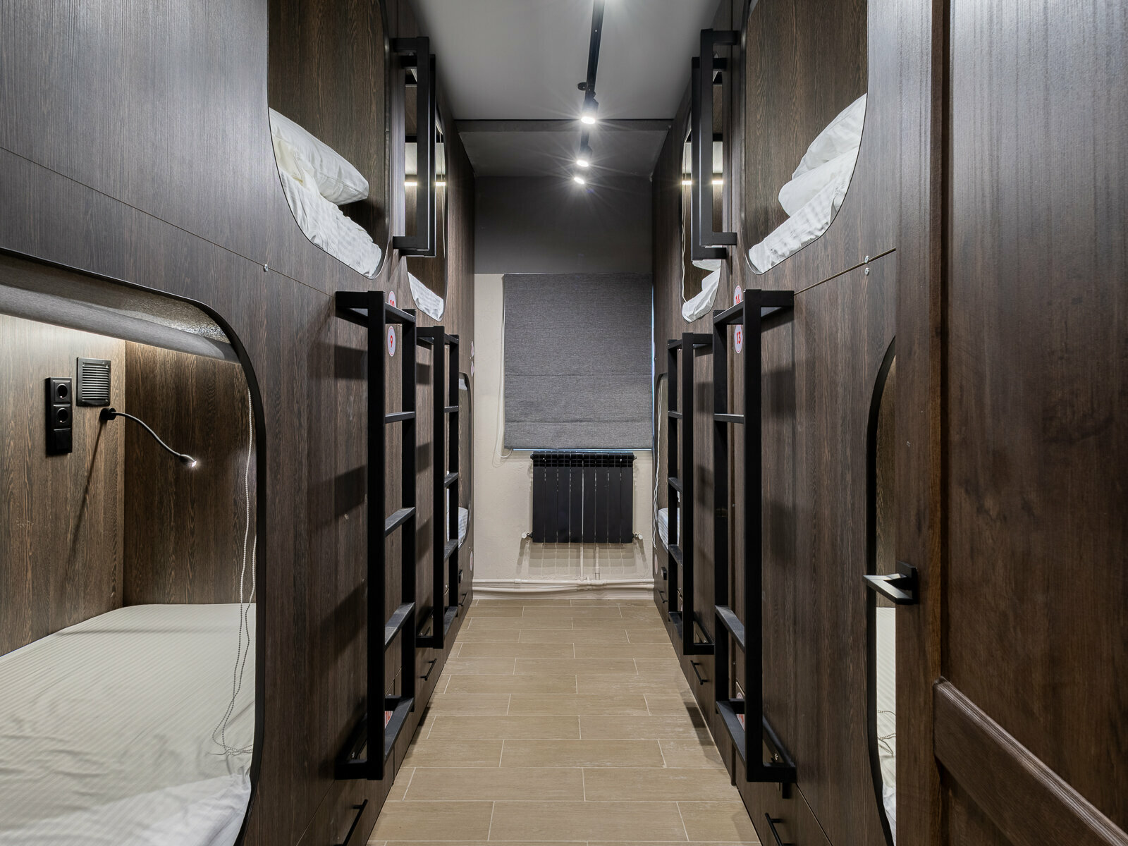 Спальное место на двухъярусной кровати в общем номере для мужчин и женщин