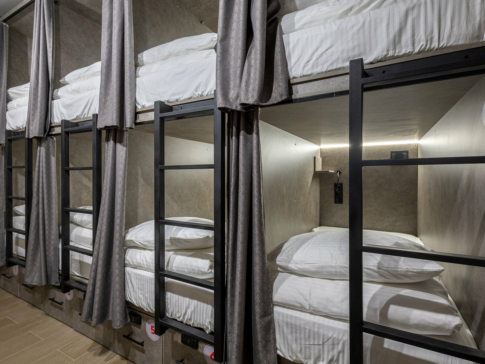 Спальное место на двухъярусной кровати в общем номере для мужчин и женщин