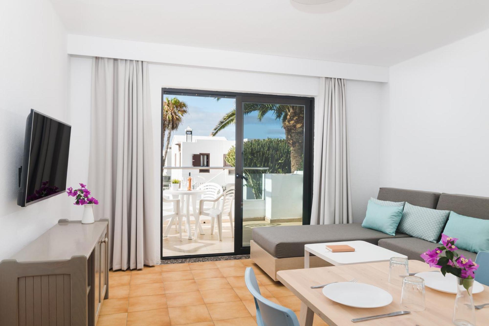 Apartment with Pool View 