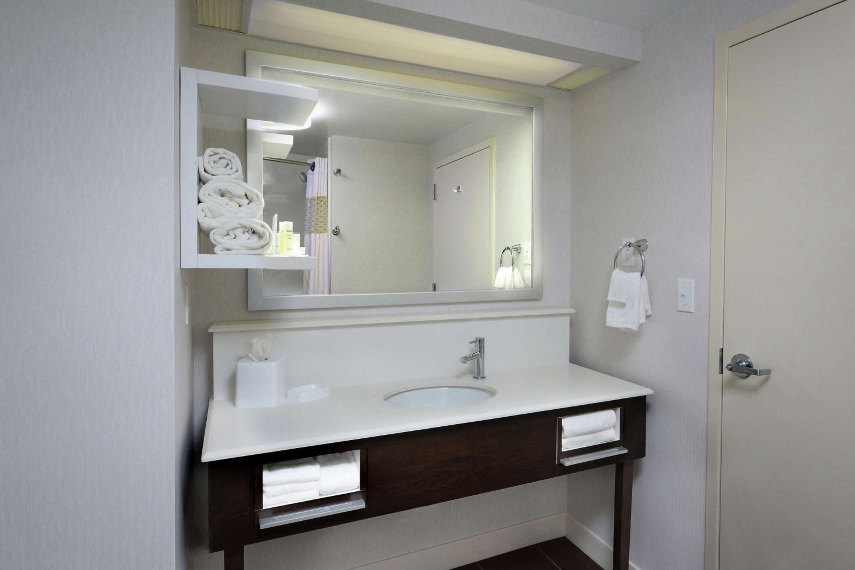 King Room with Accessible Tub - Mobility and Hearing Access/Non-Smoking