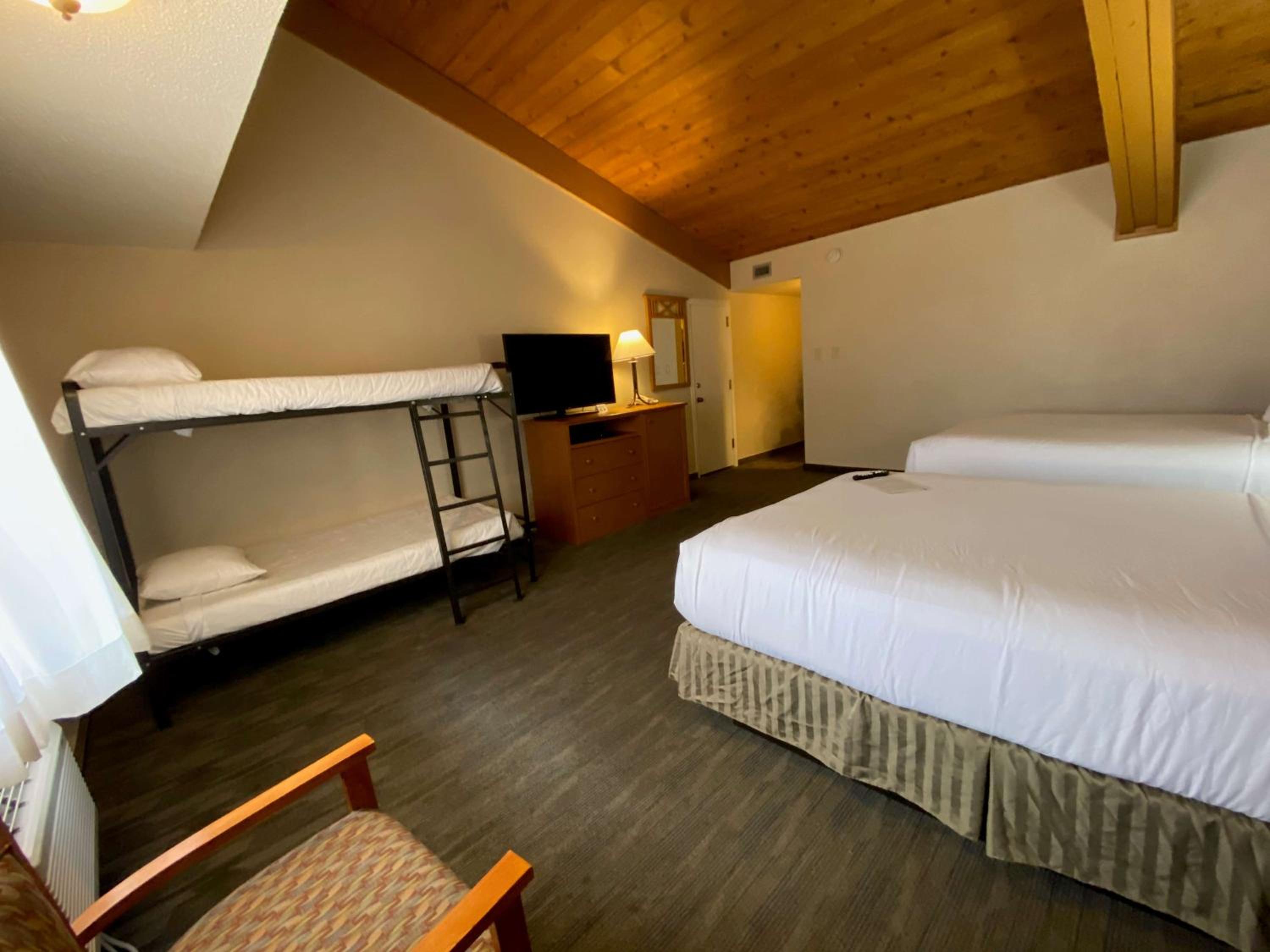 Family Room With Two Queen Beds And One Set Bunk Beds