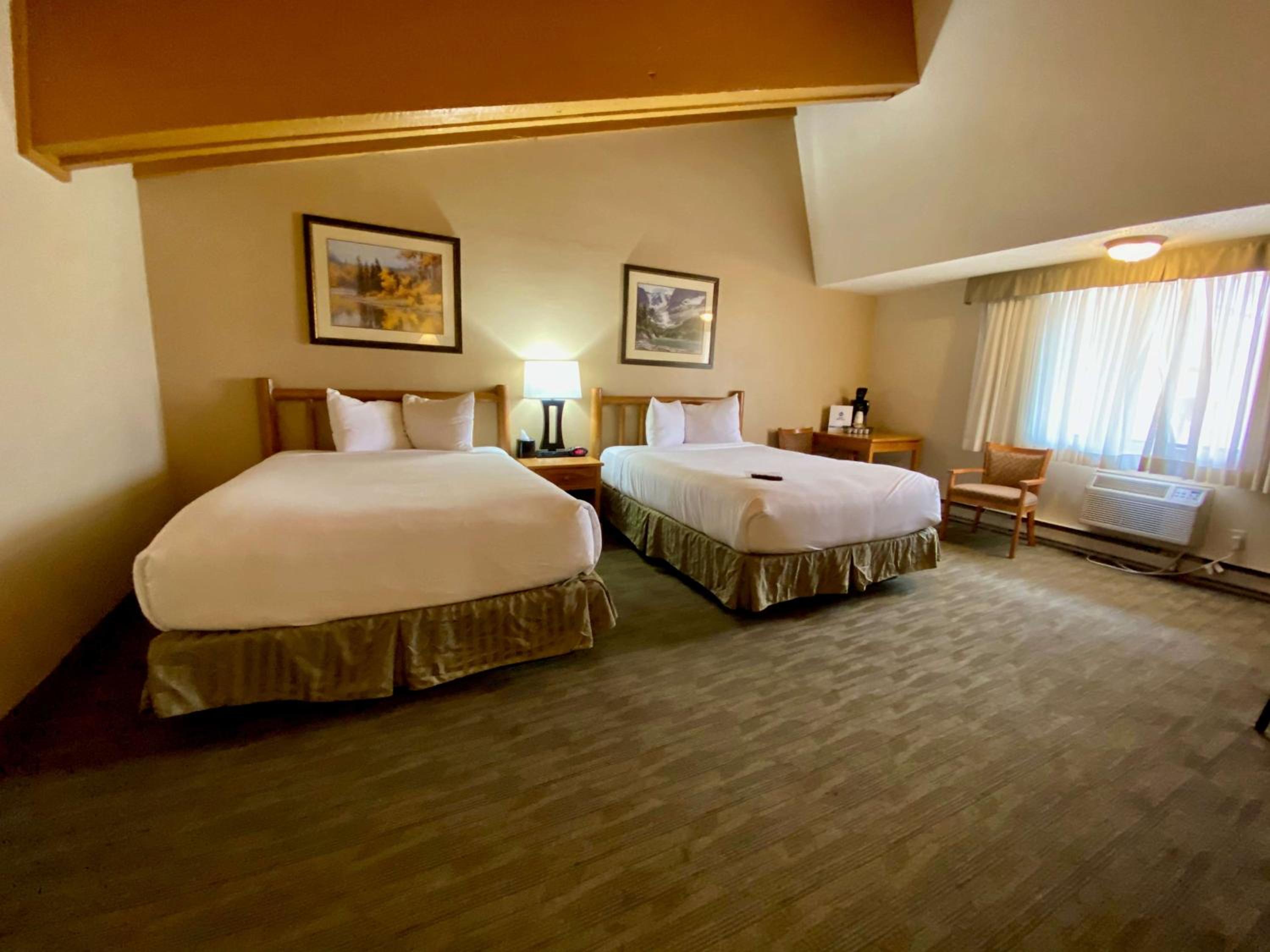 Family Room With Two Queen Beds And One Set Bunk Beds