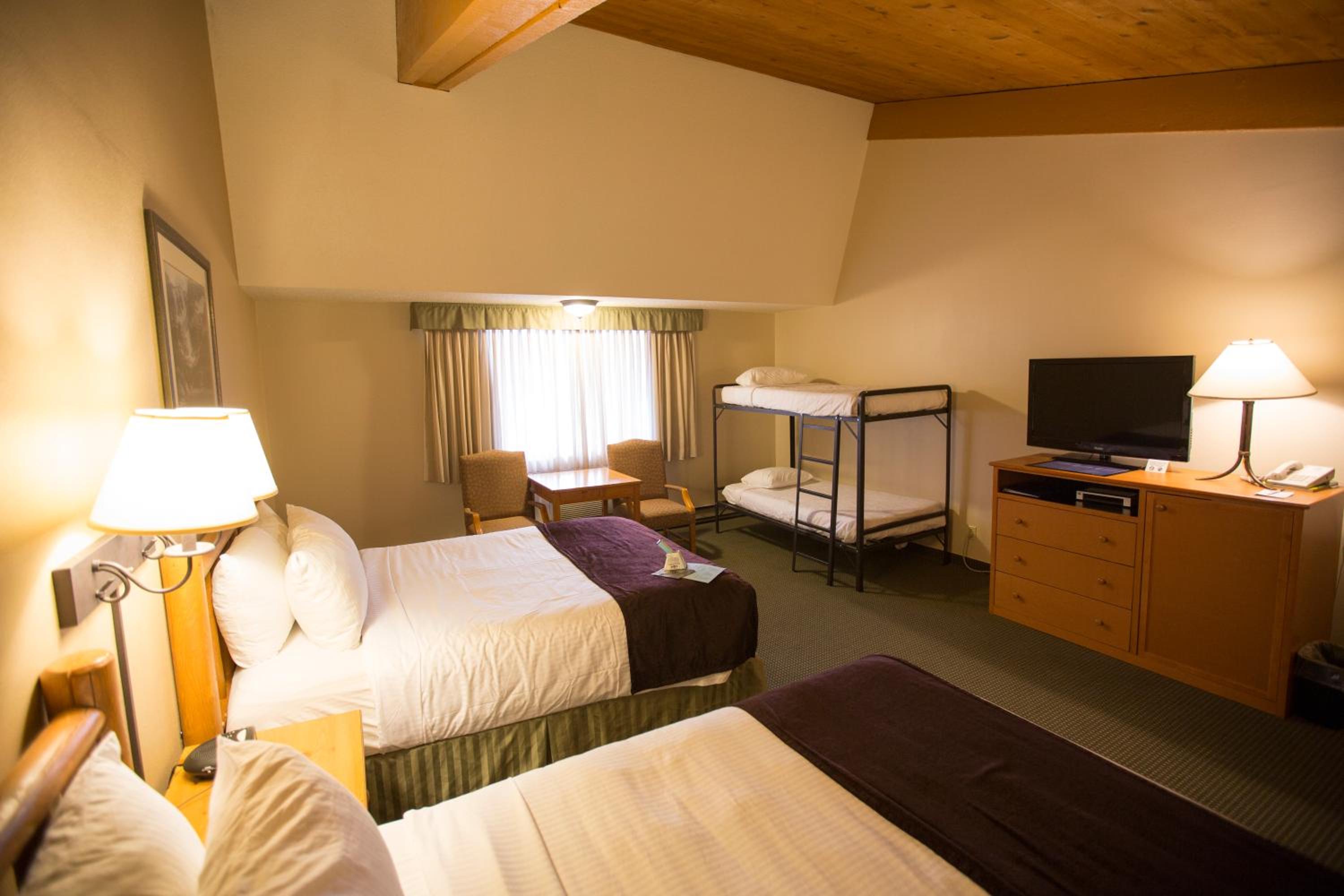 Family Room With Two Queen Beds And One Set Bunk Beds