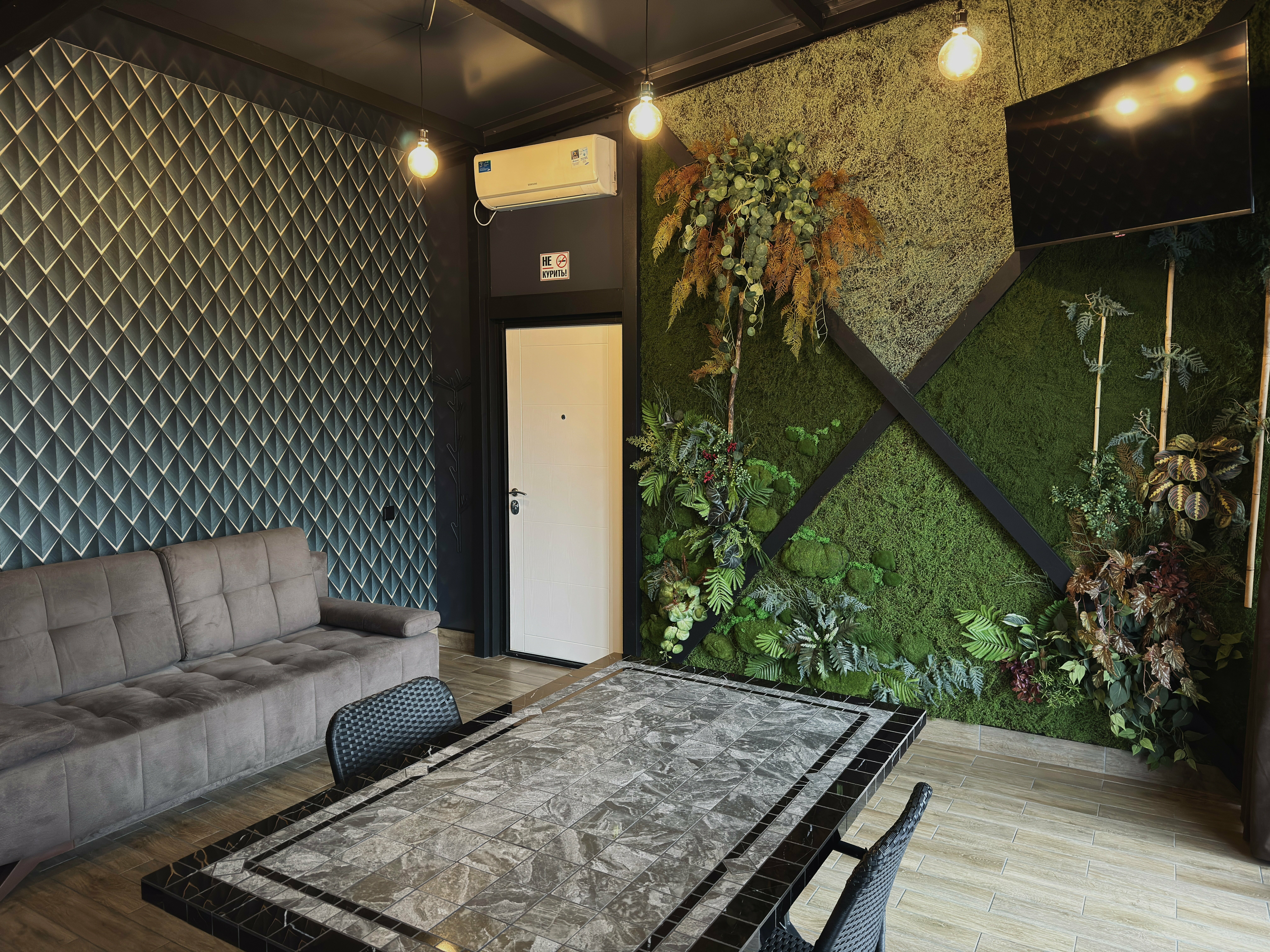 Семейный номер с видом на озеро