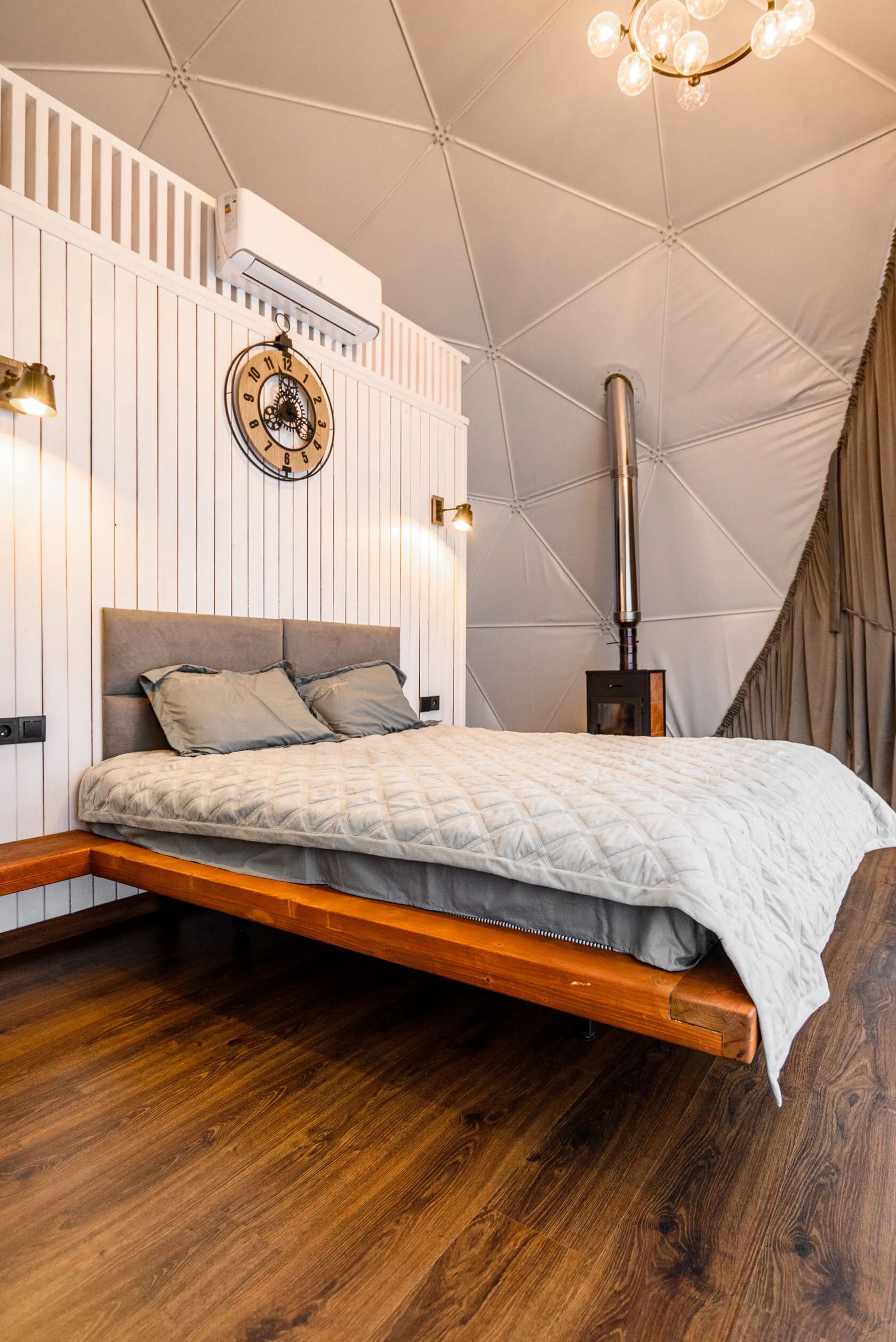 Сфера с видом на озеро