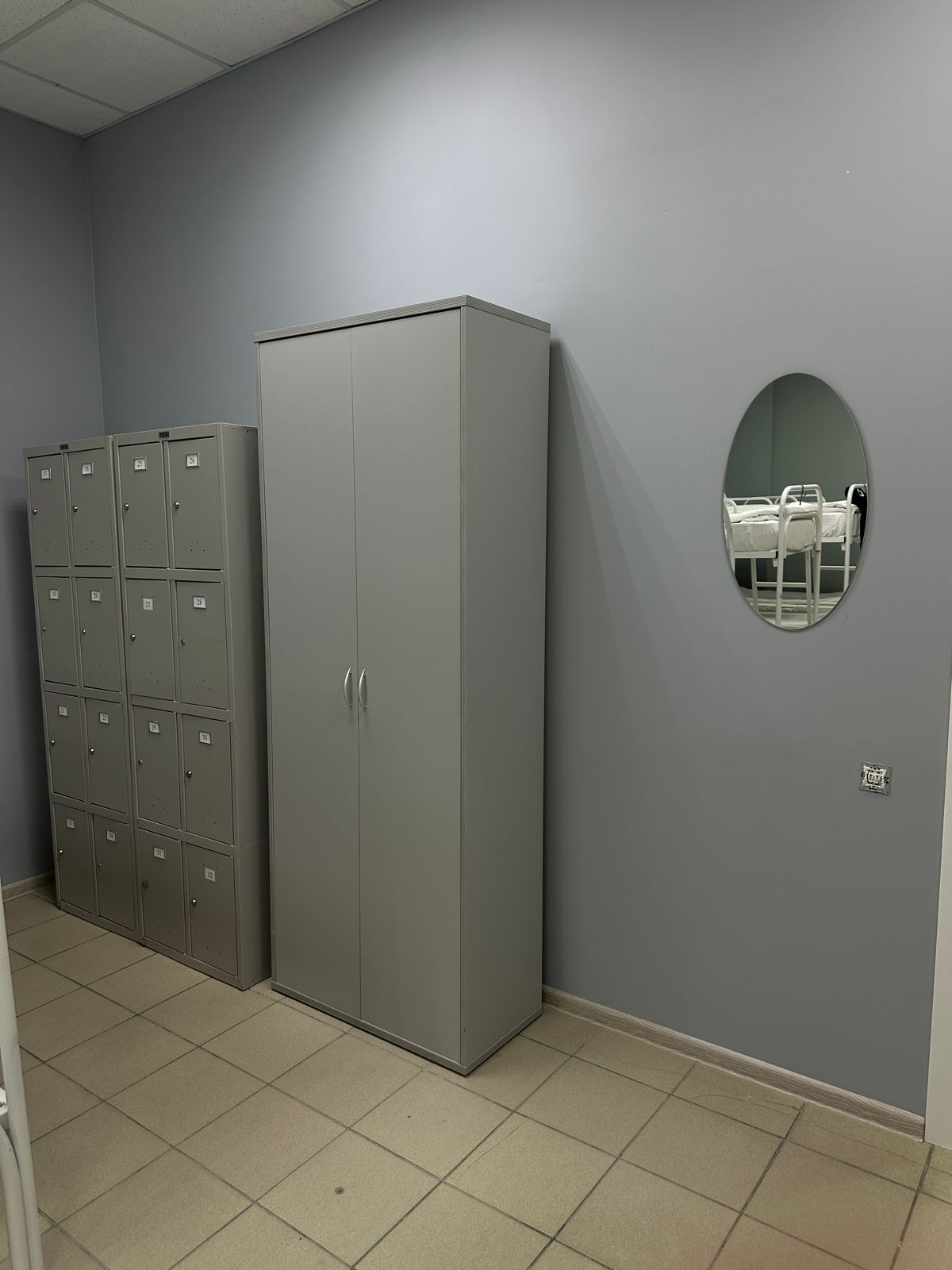 Спальное место на двухъярусной кровати в общем номере для мужчин