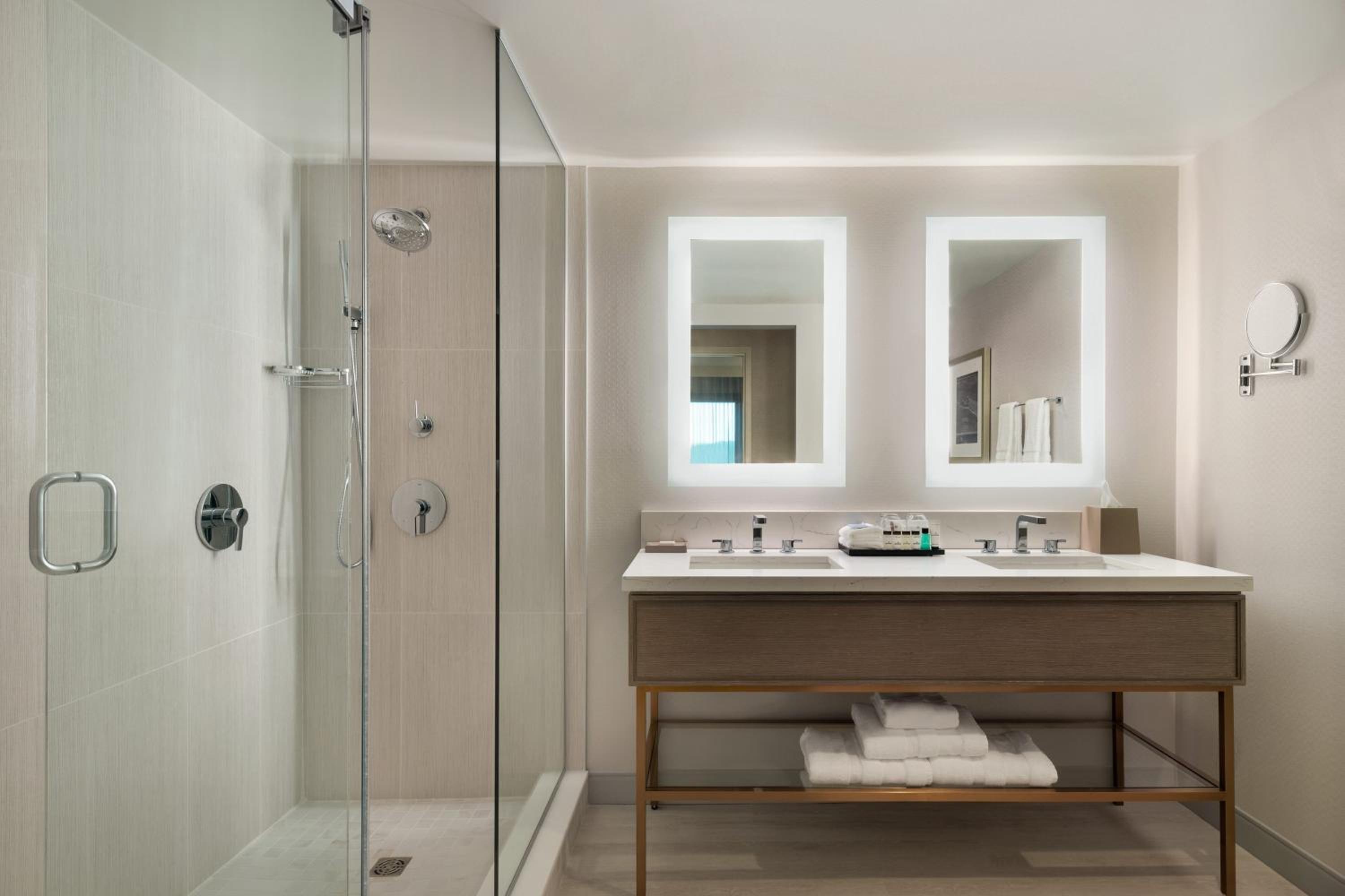 Club Level, Suite, 1 King, Sofa Bed