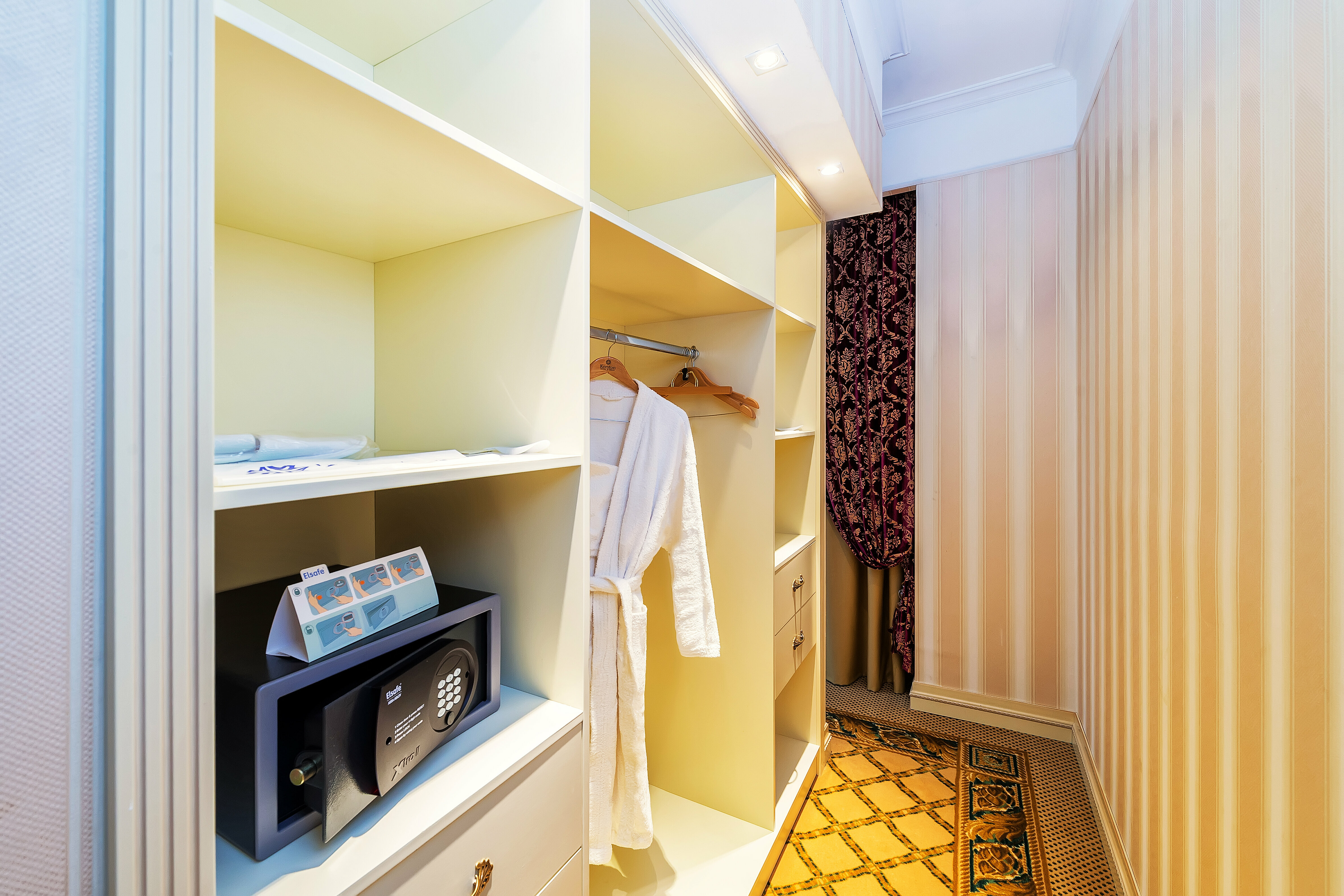 Номер-студия с кроватью размера «king-size»