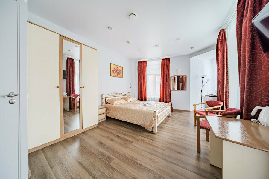 Видовая комната с эркером и балконом на Невский проспект