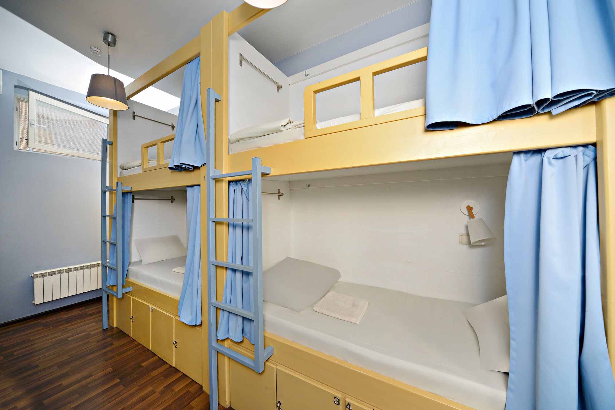 Кровать в общем 4-местном номере для мужчин и женщин