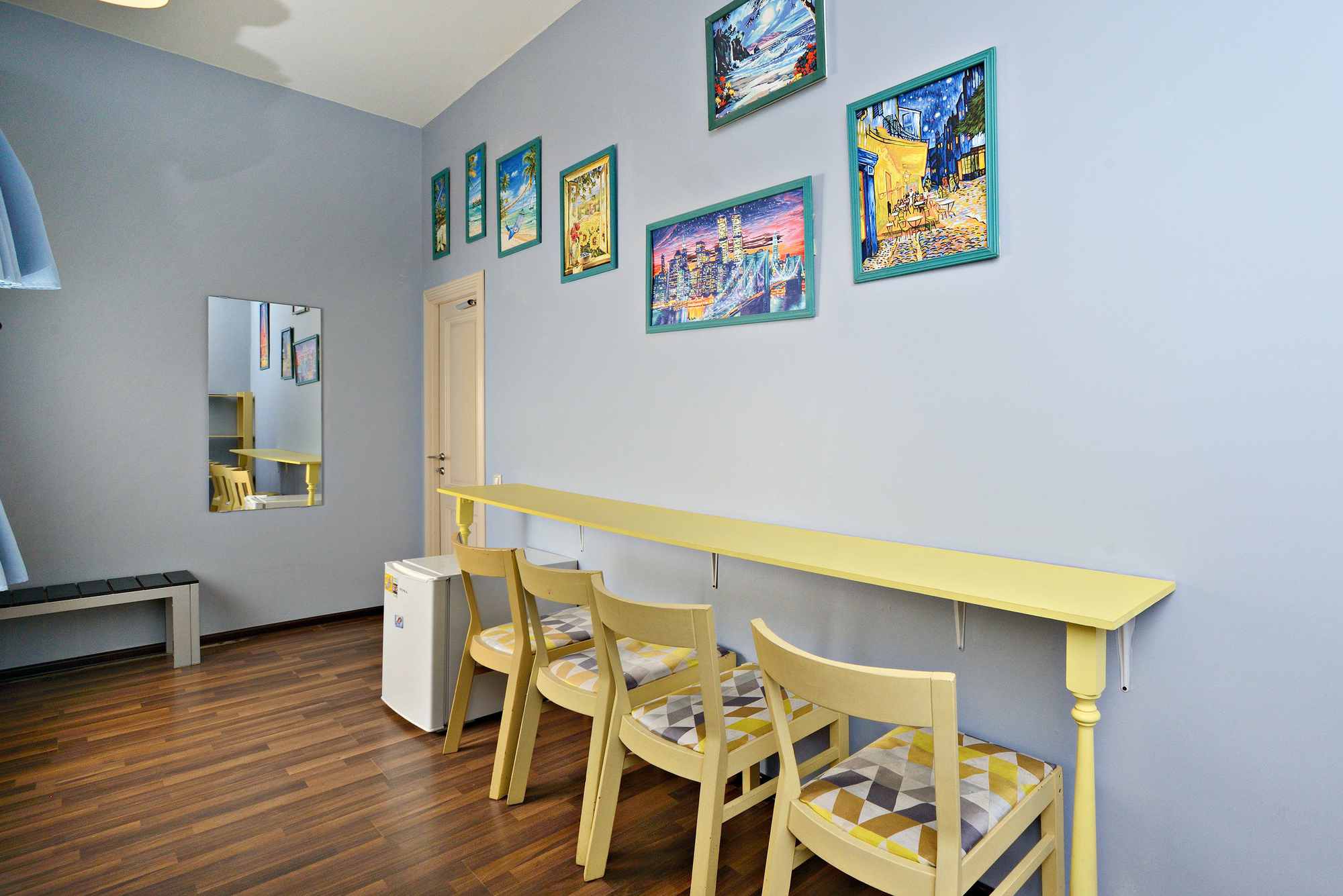 Кровать в общем 4-местном номере для мужчин и женщин