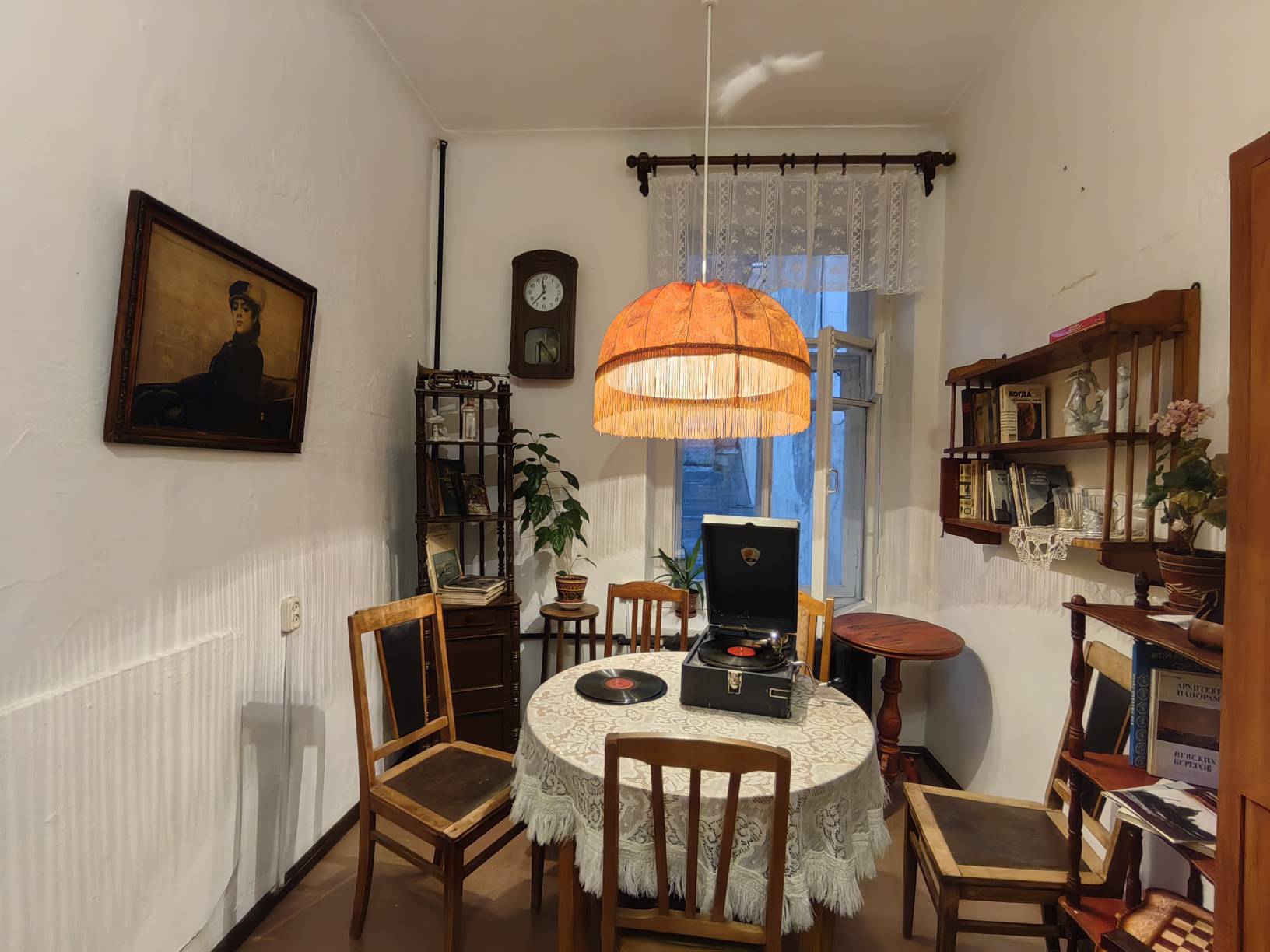 Комната "Модильяни". До метро и Невского 100 м. Бесконтактное размещение с возможностью хранения багажа.