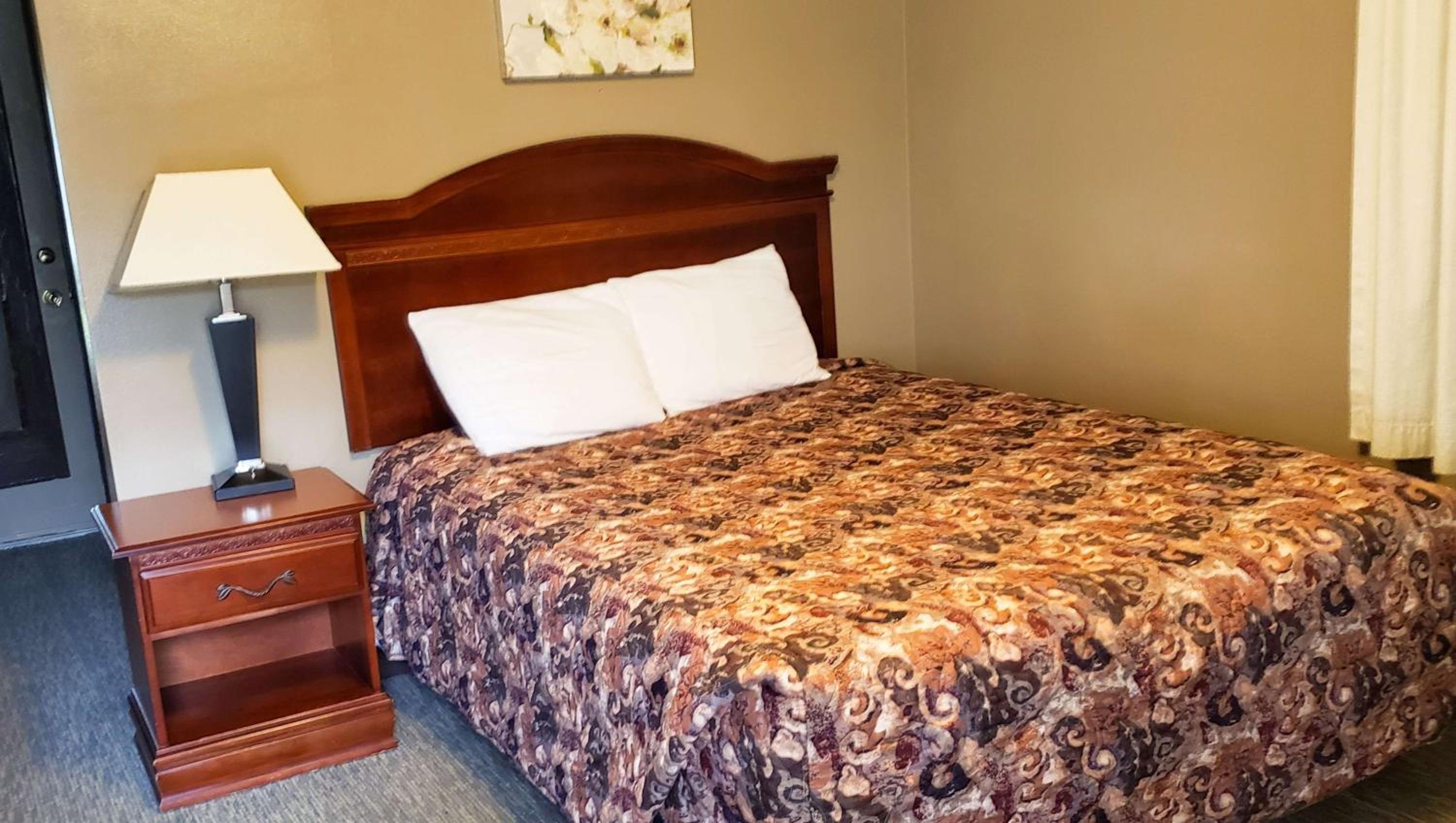 Queen Room - Non-Smoking