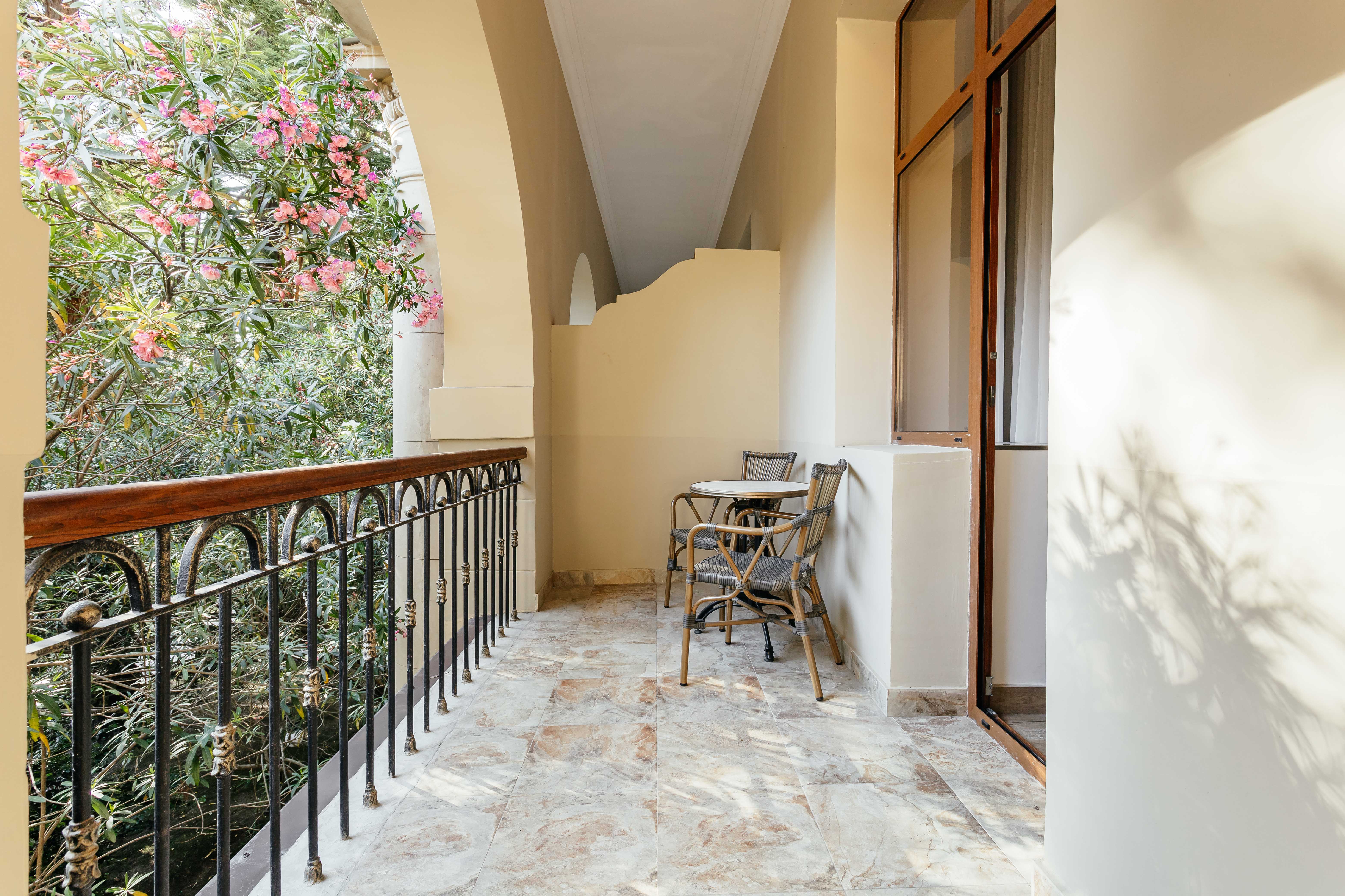 Сьюит двухкомнатный с балконом морская сторона/парк.Главный корпус 5*