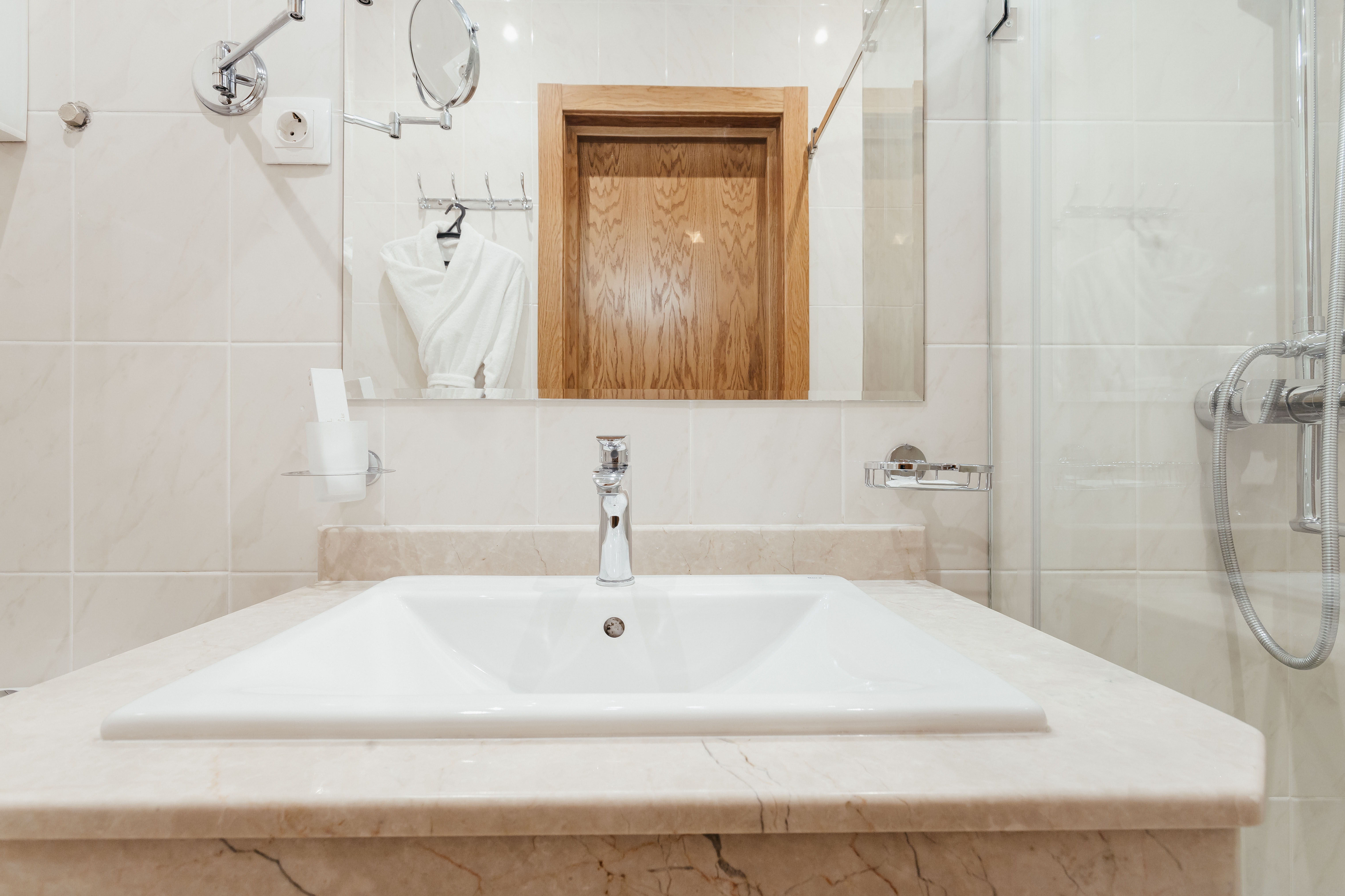 Стандарт одноместный с балконом вид на парк/3 корпус. Второй корпус 3*