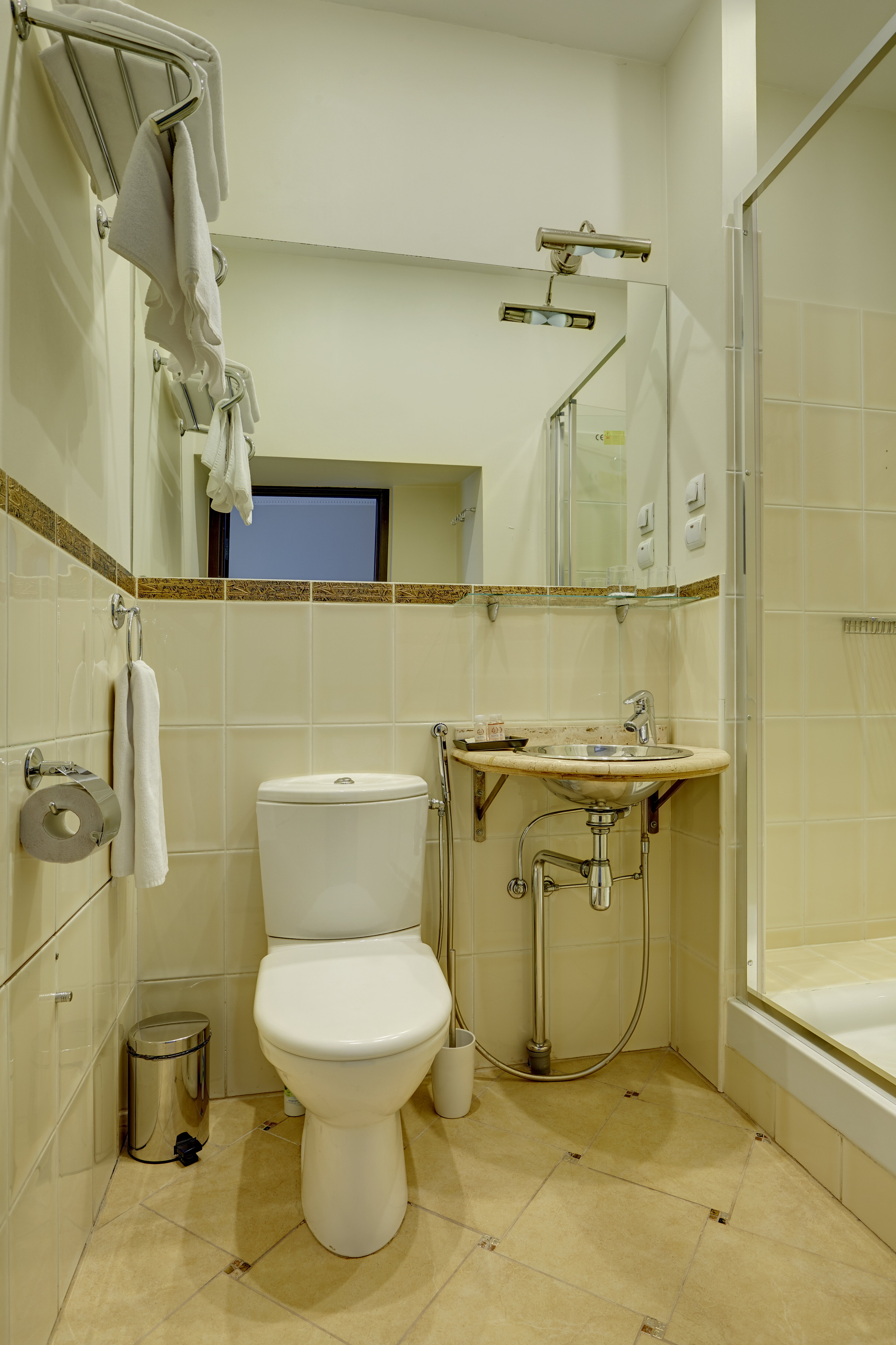 Улучшенный двухместный номер с общей двуспальной кроватью или с двумя раздельными, вид на сквер