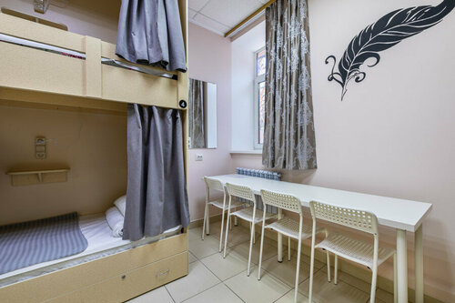 Спальное место на двухъярусной кровати в общем номере для женщин